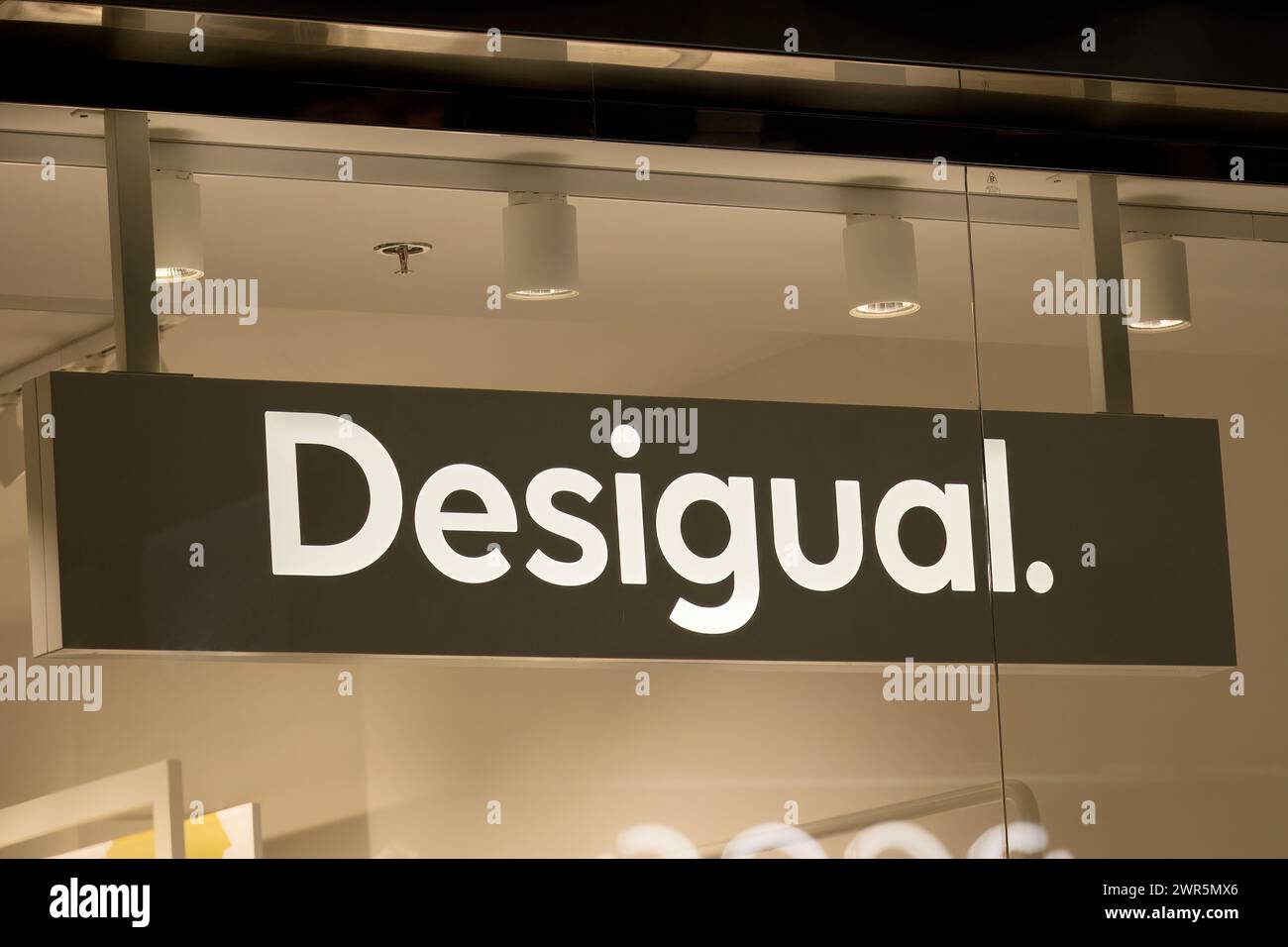 Logo de Designual sur la boutique du Shopping Mall. Desigual est une marque de vêtements décontractés fondée à 1984 à Barcelone, en Espagne. Banque D'Images