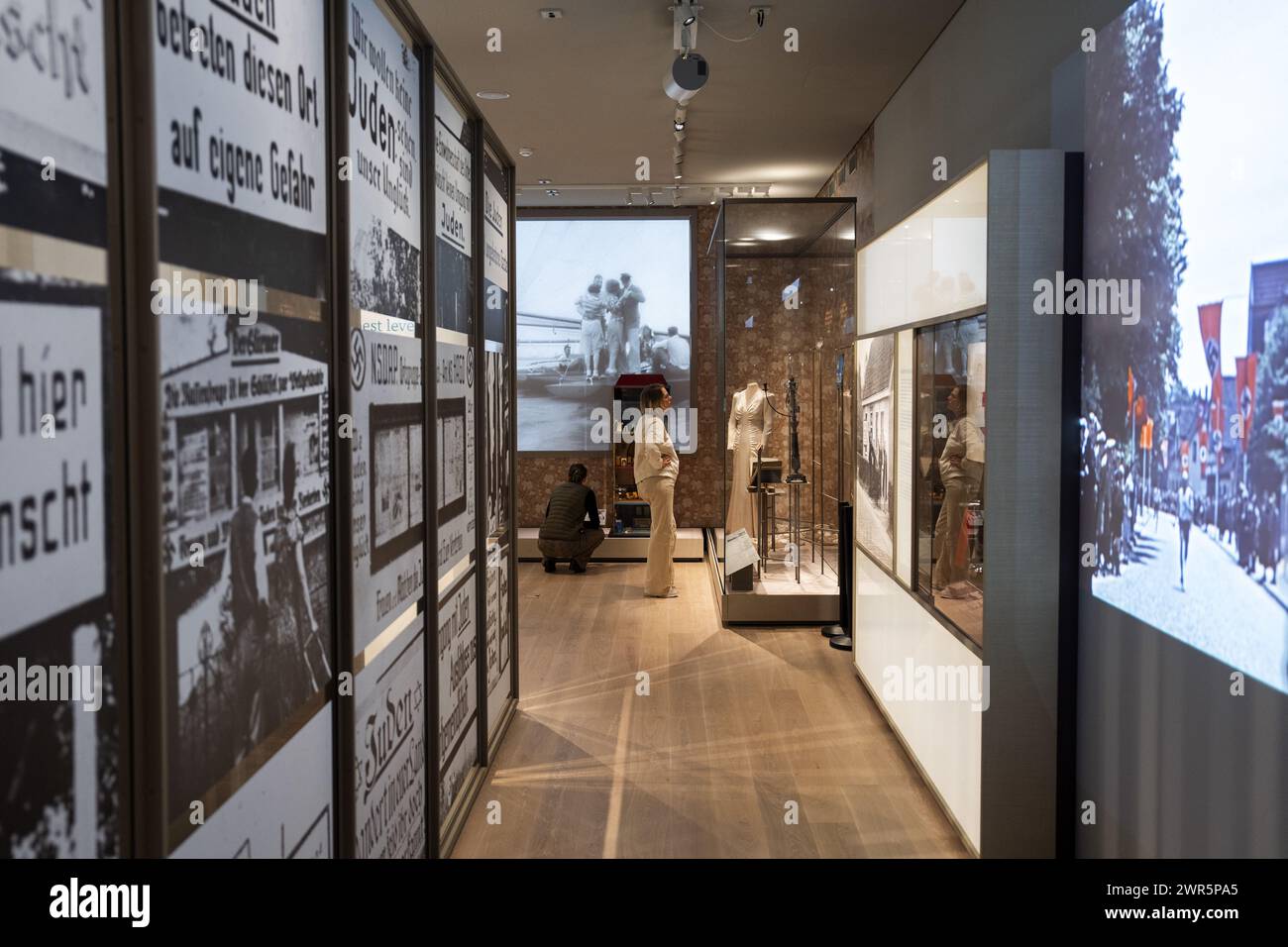 AMSTERDAM - visiteurs au Musée national de l'Holocauste. Le musée se concentre sur l'histoire de la persécution des Juifs aux pays-Bas. Une attention est également portée à la vie juive avant la guerre et la libération en 1945. ANP JEROEN JUMELET pays-bas OUT - belgique OUT Banque D'Images