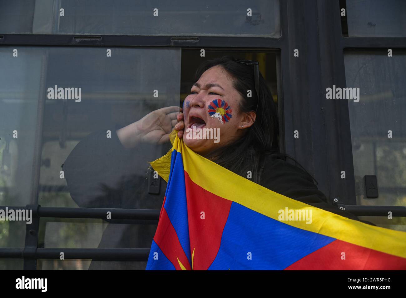 New Delhi, Delhi, Inde. 11 mars 2024. Une militante tibétaine du Congrès de la jeunesse tibétaine crie des slogans alors qu'elle est arrêtée lors d'une manifestation organisée pour marquer l'anniversaire du 65ème soulèvement national tibétain devant l'ambassade de Chine à New Delhi, en Inde, le 11 mars 2024. (Crédit image : © Kabir Jhangiani/ZUMA Press Wire) USAGE ÉDITORIAL SEULEMENT! Non destiné à UN USAGE commercial ! Crédit : ZUMA Press, Inc/Alamy Live News Banque D'Images