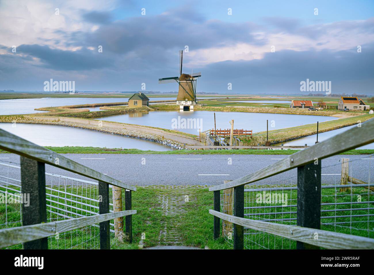 Moulin à vent comme station de pompage d'eau dans le polder néerlandais avec réservoir d'eau et vue sur le paysage du polder Banque D'Images