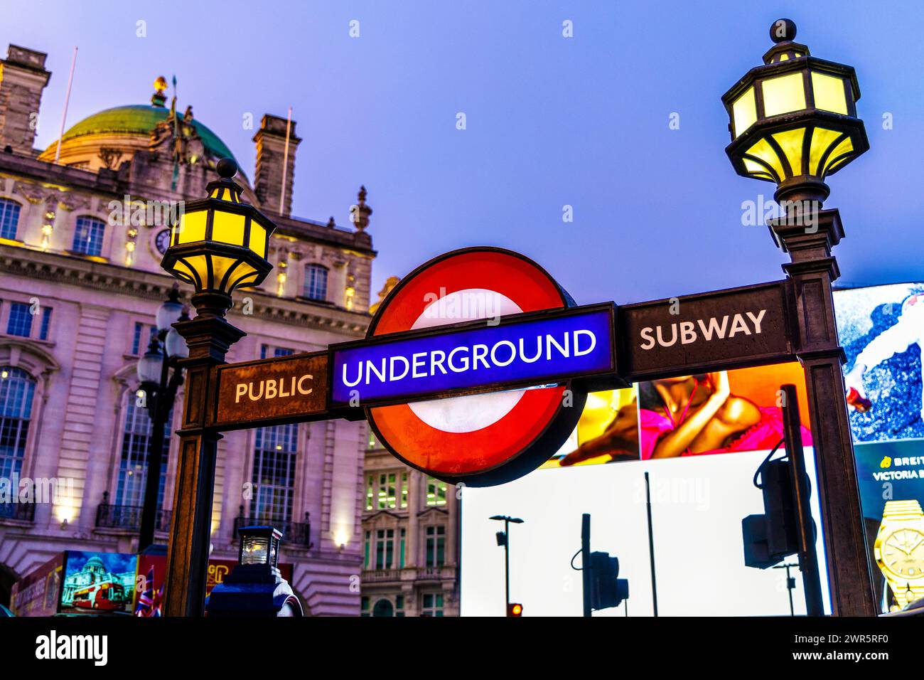 Panneau London Unerground à Piccadilly Circus au coucher du soleil, Londres, Angleterre Banque D'Images