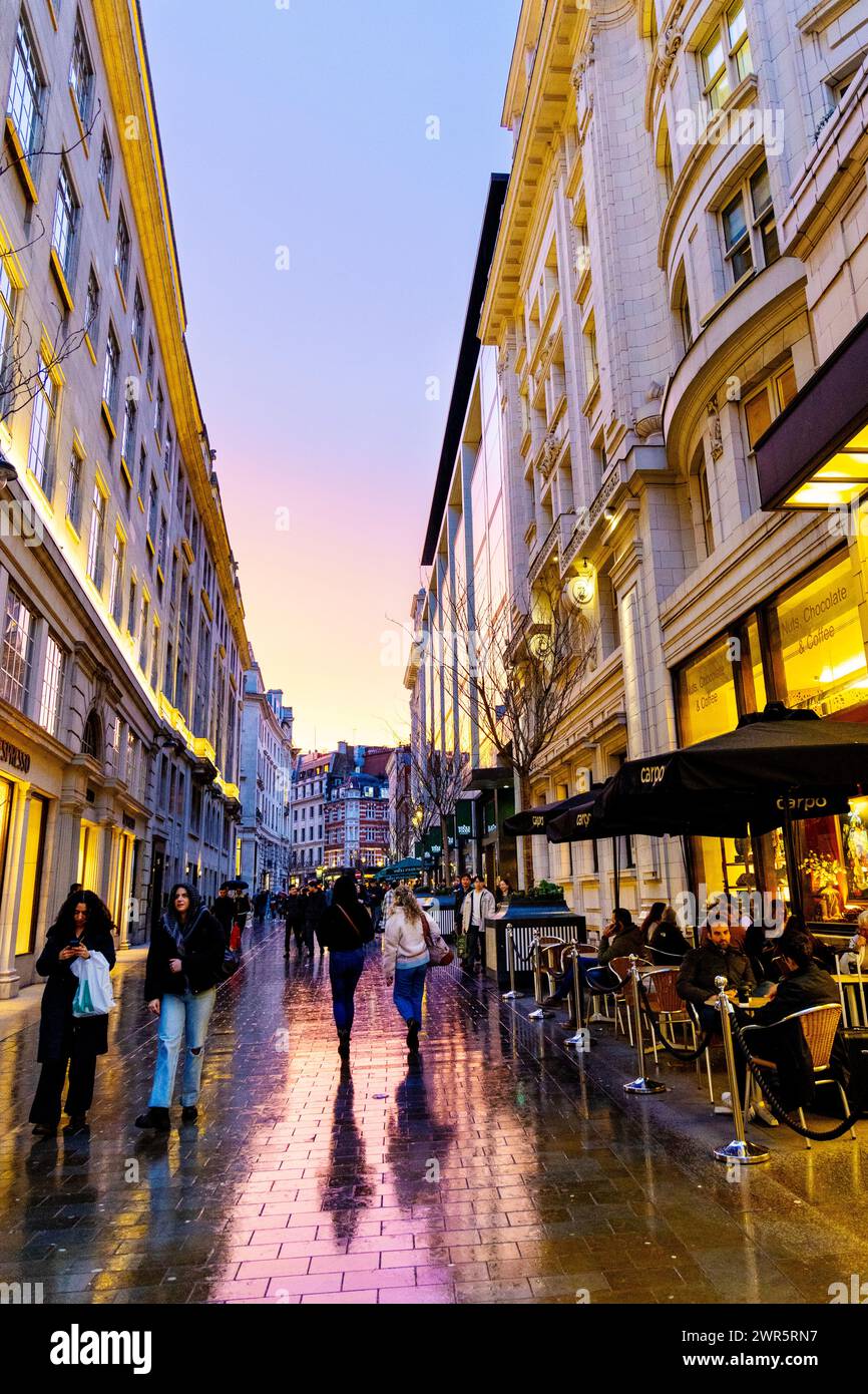 Gens marchant sur Glasshouse Street au coucher du soleil, Piccadilly Circus, Londres, Angleterre Banque D'Images