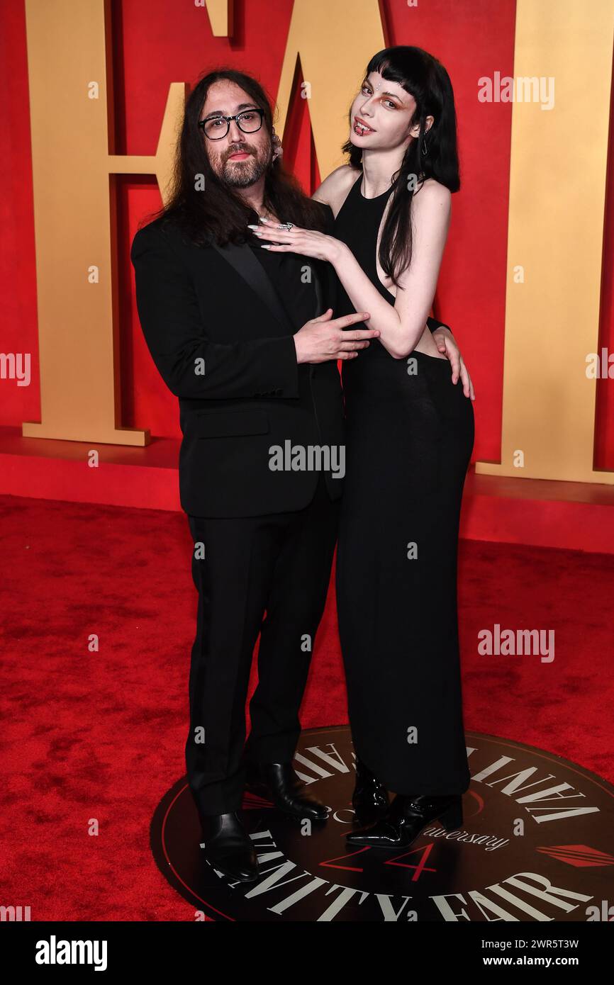 ÉTATS-UNIS. 10 mars 2024. Sean Lennon et Charlotte Kemp Muhl marchant sur le tapis rouge à la Vanity Fair Oscar Party 2024 qui s'est tenue au Wallis Annenberg Center for the Performing Arts à Beverly Hills, CA, le 10 mars 2024. (Photo par Anthony Behar/Sipa USA) crédit : Sipa USA/Alamy Live News Banque D'Images