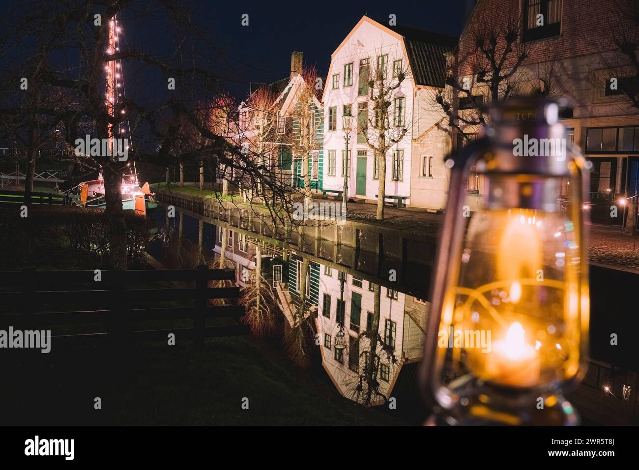 Musée en plein air du patrimoine de vieux villages de pêcheurs lors d'une promenade dans la soirée, avec de merveilleuses lumières à Enkhuizen aux pays-Bas Banque D'Images