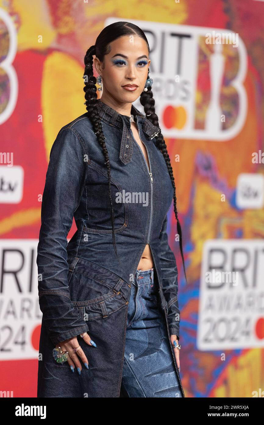 Londres, Royaume-Uni. 2 mars 2024. (USAGE ÉDITORIAL UNIQUEMENT. AUCUNE PUBLICATION CONSACRÉE EXCLUSIVEMENT À L'ARTISTE) Jazzy aka Yasmine Byrne assiste aux Brit Awards 2024 à l'O2 Arena le 02 mars 2024 à Londres, Angleterre. Crédit : S.A. / Alamy Live News Banque D'Images