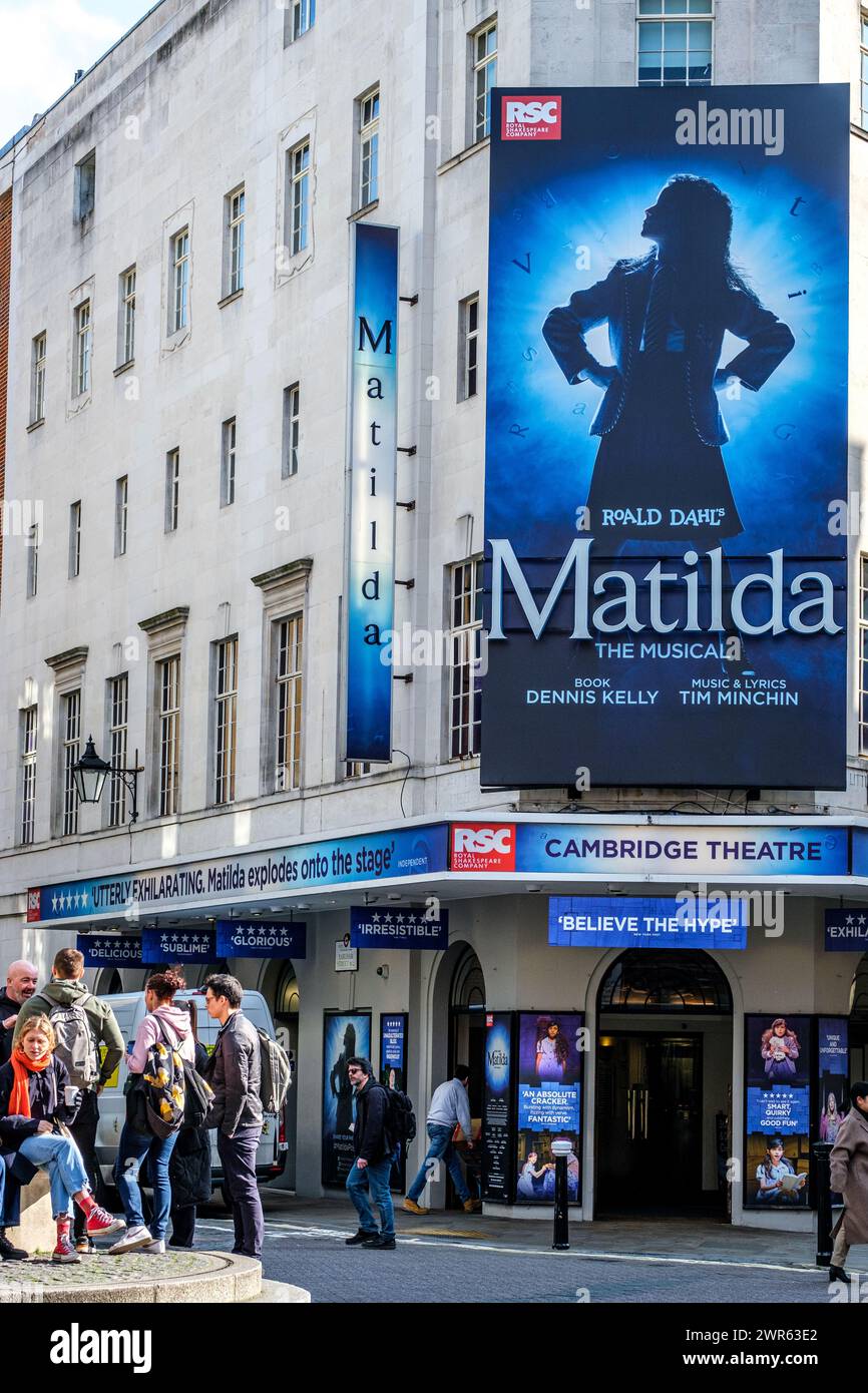 City of Westminster, Londres Royaume-Uni, 08 mars 2024, Cambridge Theatre Covent Garden musical Matilda Show Group of People Banque D'Images