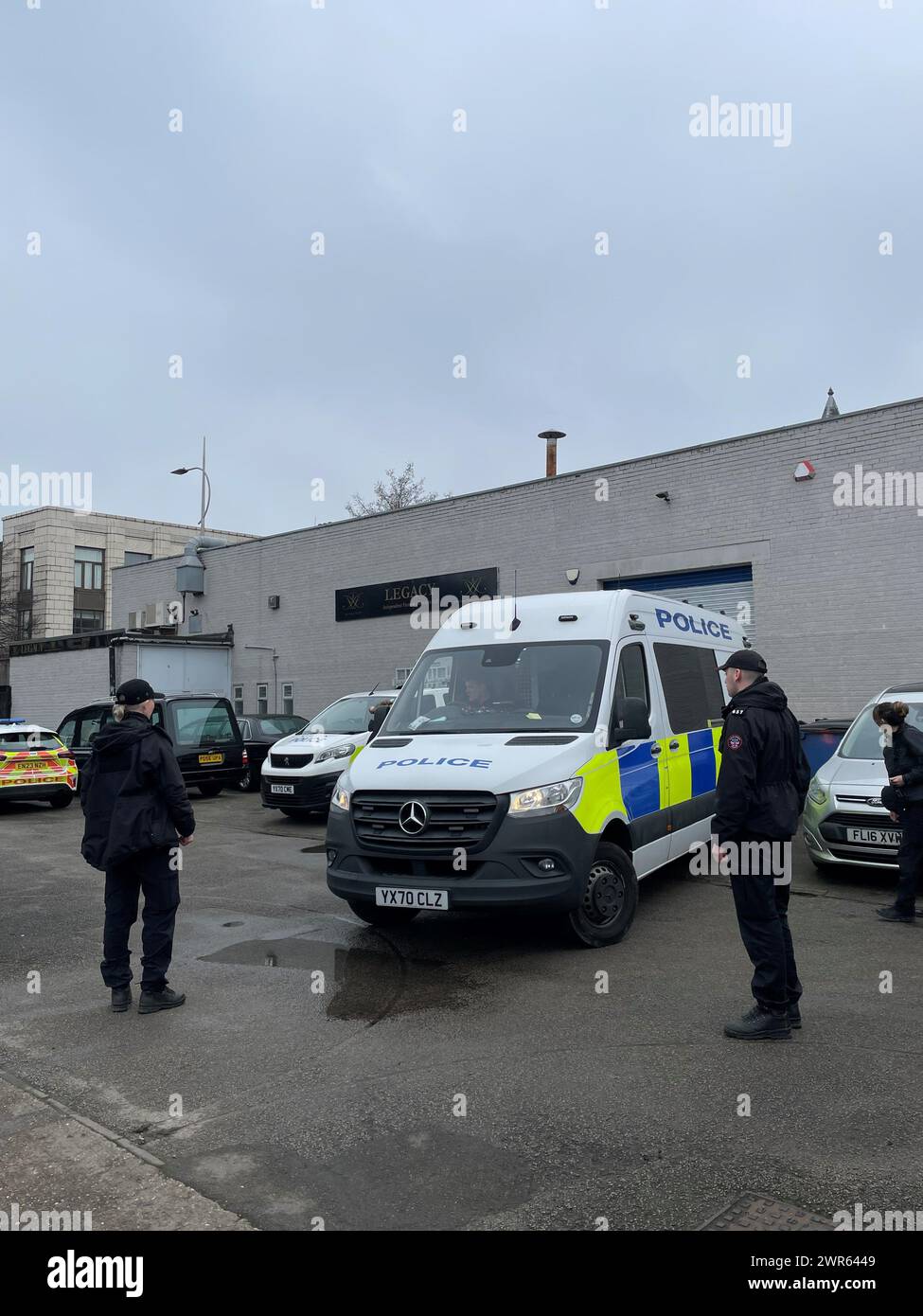 Police à l'extérieur de la branche de Hessle Road des directeurs funéraires indépendants de Legacy à Hull. Un homme et une femme ont été arrêtés dans le cadre d'une enquête sur un directeur de funérailles, après des rapports de "préoccupation pour les soins du défunt". Un homme de 46 ans et une femme de 23 ans ont été arrêtés pour des soupçons de prévention d'un enterrement légal et décent, de fraude par fausse déclaration et de fraude par abus de position, a déclaré la police de Humberside. Il arrive après que 34 corps aient été enlevés par la police des directeurs funéraires indépendants de Legacy sur Hessle Road et emmenés à la morgue de Hull. Date de la photo : Monda Banque D'Images