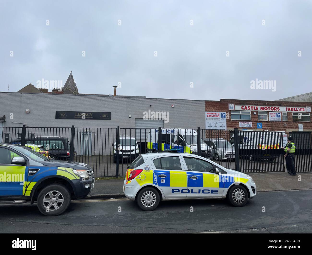 Police à l'extérieur de la branche de Hessle Road des directeurs funéraires indépendants de Legacy à Hull. Un homme et une femme ont été arrêtés dans le cadre d'une enquête sur un directeur de funérailles, après des rapports de "préoccupation pour les soins du défunt". Un homme de 46 ans et une femme de 23 ans ont été arrêtés pour des soupçons de prévention d'un enterrement légal et décent, de fraude par fausse déclaration et de fraude par abus de position, a déclaré la police de Humberside. Il arrive après que 34 corps aient été enlevés par la police des directeurs funéraires indépendants de Legacy sur Hessle Road et emmenés à la morgue de Hull. Date de la photo : Monda Banque D'Images