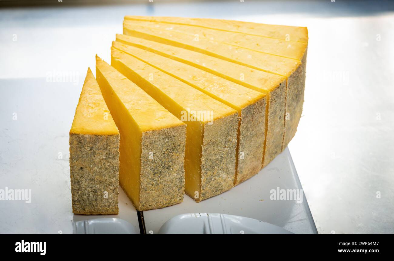 Tranches de fromage d'une meule de fromage Banque D'Images