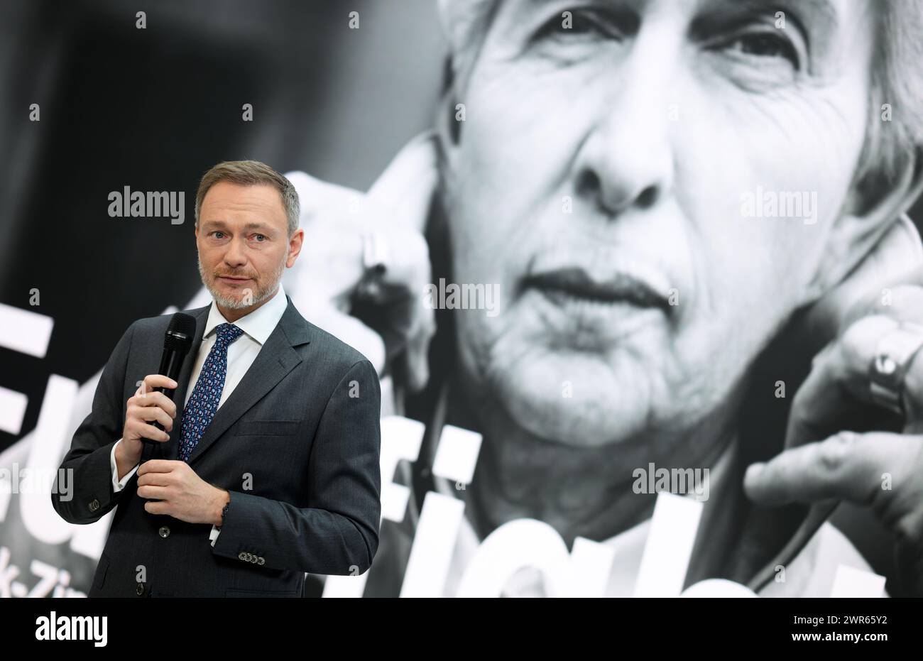 Berlin, Allemagne. 11 mars 2024. Le FDP intervient lors de la présentation de campagne du FDP pour les élections européennes à la Maison Hans Dietrich Genscher devant une affiche projetée du candidat principal du FDP pour les élections européennes, Strack-Zimmermann. Du 6 au 9 juin 2024, les citoyens de l’Union européenne (UE) éliront le Parlement européen pour la dixième fois. En Allemagne, les élections européennes auront lieu le 09.06.2024. Crédit : Bernd von Jutrczenka/dpa/Alamy Live News Banque D'Images