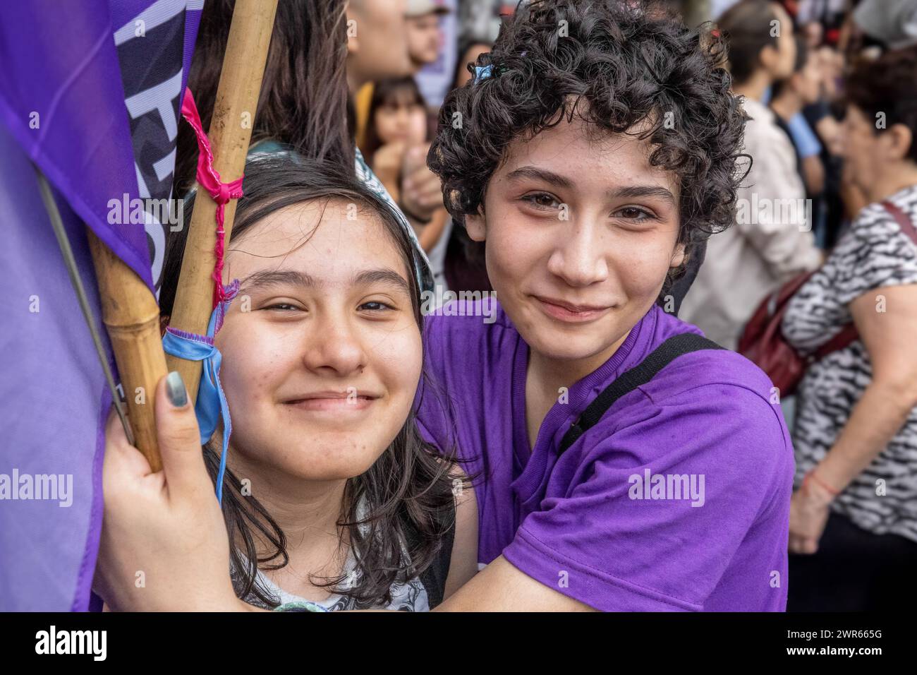 Deux jeunes femmes vues enveloppées dans la couleur violette, représentative du féminisme lors de la Journée internationale de la femme. Des milliers de femmes se sont rassemblées pour la Journée internationale de la femme au Congrès national de Buenos Aires. Les colonnes de militants ont commencé à arriver à 16 h. certains des slogans choisis étaient 'A la violencia machista, feminismo', 'ni un paso atrás', 'fuimos marea, seremos tsunami', ainsi que des affiches critiquant le gouvernement de Javier Milei. Il y a eu aussi des interventions graphiques et performatives, avec de la musique et de la danse. Banque D'Images