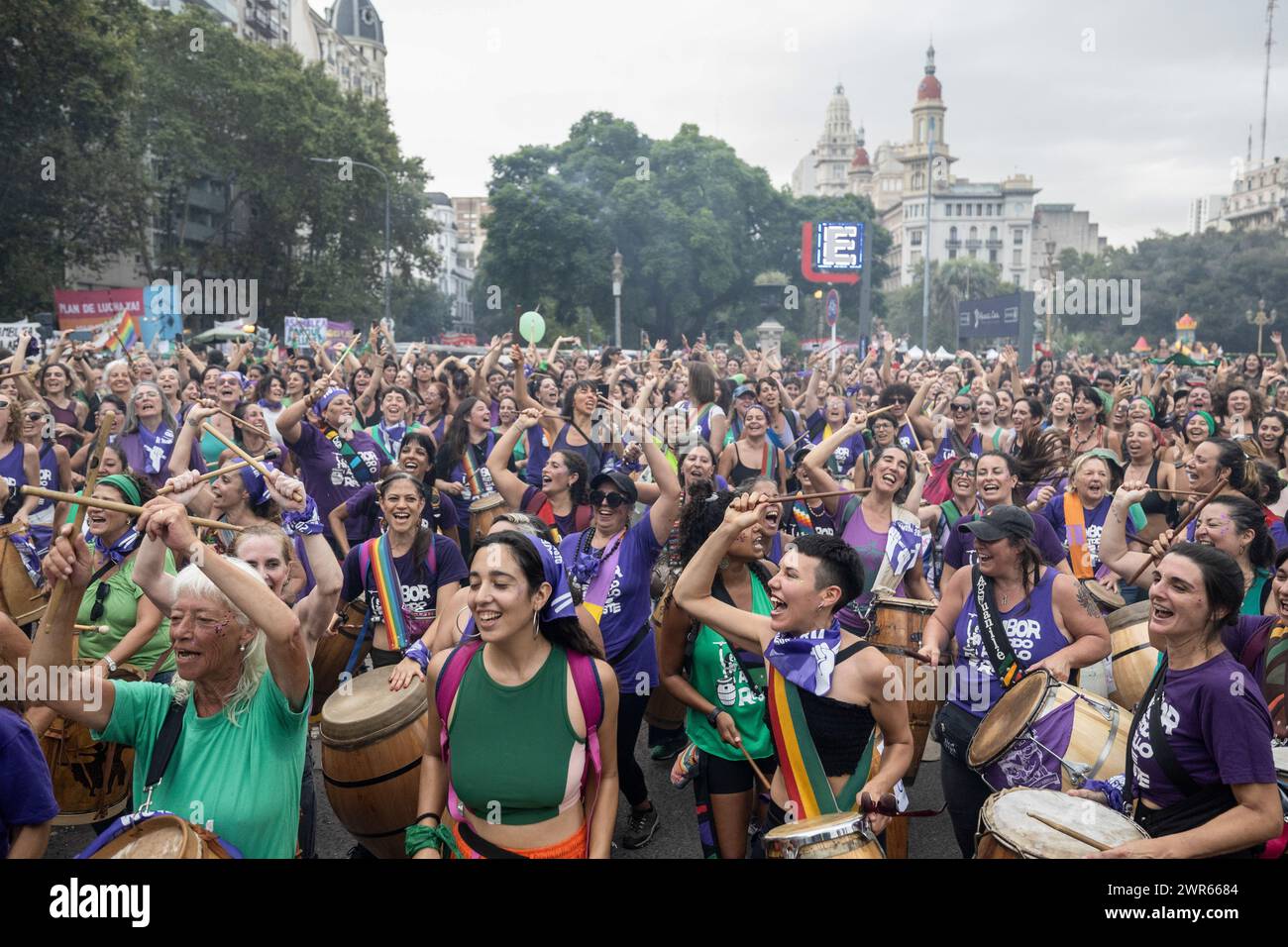 Buenos Aires, Argentine. 08 mars 2024. Une foule de femmes défilent autour de la Plaza de los dos Congresos à l'occasion de la Journée internationale de la femme. Des milliers de femmes se sont rassemblées pour la Journée internationale de la femme au Congrès national de Buenos Aires. Les colonnes de militants ont commencé à arriver à 16 h. certains des slogans choisis étaient 'A la violencia machista, feminismo', 'ni un paso atrás', 'fuimos marea, seremos tsunami', ainsi que des affiches critiquant le gouvernement de Javier Milei. Il y a eu aussi des interventions graphiques et performatives, avec de la musique et de la danse. Crédit : SOPA images Limited/Alamy Live News Banque D'Images