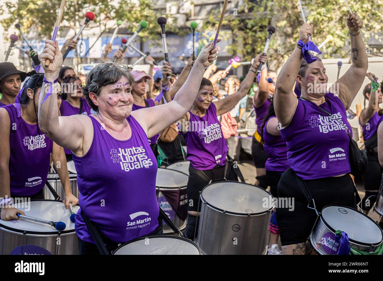 Le groupe féminin « ensemble, libre et égal » joue de la batterie pendant la Journée internationale de la femme. Des milliers de femmes se sont rassemblées pour la Journée internationale de la femme au Congrès national de Buenos Aires. Les colonnes de militants ont commencé à arriver à 16 h. certains des slogans choisis étaient 'A la violencia machista, feminismo', 'ni un paso atrás', 'fuimos marea, seremos tsunami', ainsi que des affiches critiquant le gouvernement de Javier Milei. Il y a eu aussi des interventions graphiques et performatives, avec de la musique et de la danse. (Photo de Rosana Alvarez Mullner / SOPA images/SIPA USA) Banque D'Images