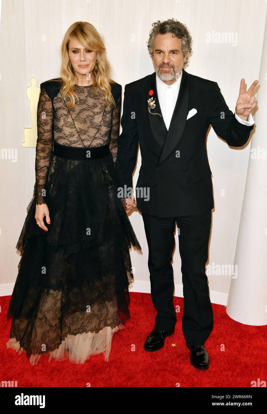 Los Angeles, Californie 10 mars 2024. Mark Ruffalo et Sunrise Coigney aux 96e Oscars annuels à l'Ovation Hollywood le 10 mars 2024 à Los Angeles, Californie. Crédit : Koi Sojer/Media Punch/Alamy Live News Banque D'Images