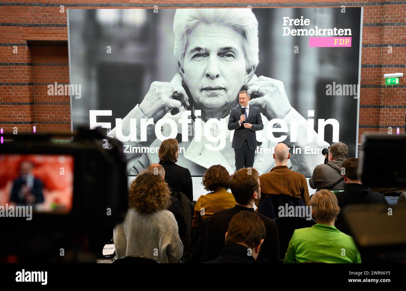 Berlin, Allemagne. 11 mars 2024. Christian Lindner, président fédéral du FDP, intervient lors de la présentation de campagne du FDP pour les élections européennes à la Maison Hans Dietrich Genscher devant une affiche projetée du candidat principal du FDP pour les élections européennes, Strack-Zimmermann. Du 6 au 9 juin 2024, les citoyens de l’Union européenne (UE) éliront le Parlement européen pour la dixième fois. En Allemagne, les élections européennes auront lieu le 09.06.2024. Crédit : Bernd von Jutrczenka/dpa/Alamy Live News Banque D'Images