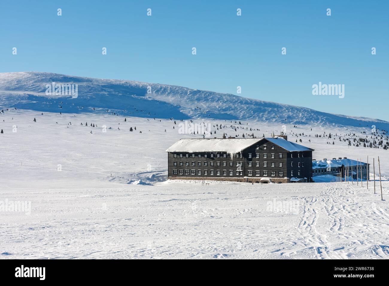 Matin d'hiver, route vers Meadow Hut, montagnes de krkonose. Le long de la route sont de longues barres en bois, marquages touristiques pour la saison d'hiver Banque D'Images