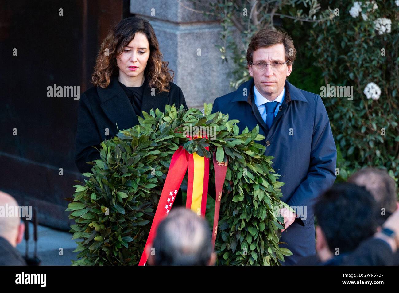 Isabel Diaz Ayuso (à gauche), présidente de la Communauté de Madrid et figure de proue du PP, et Jose Luis Martinez Almeida (à droite), maire de Madrid, ont vu tenir une couronne funéraire lors de la célébration du vingtième anniversaire des attentats terroristes du 11M. Le matin du 11 mars 2004 (également connu en Espagne sous le nom de 11M), une série de bombardements simultanés ont eu lieu contre le système de trains de banlieue Cercan'as de Madrid. Les explosions ont tué 193 personnes et en ont blessé environ 2 050. Les attaques ont été menées par des terroristes individuels qui s'opposaient à l'implication espagnole dans les 2003 États-Unis. Banque D'Images