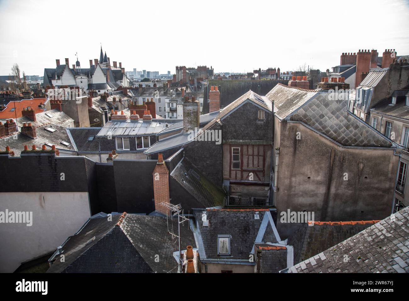 Paysage urbain, vue sur les bâtiments anciens près du château de Nantes, France. Toits de vieilles maisons de ville françaises. Banque D'Images