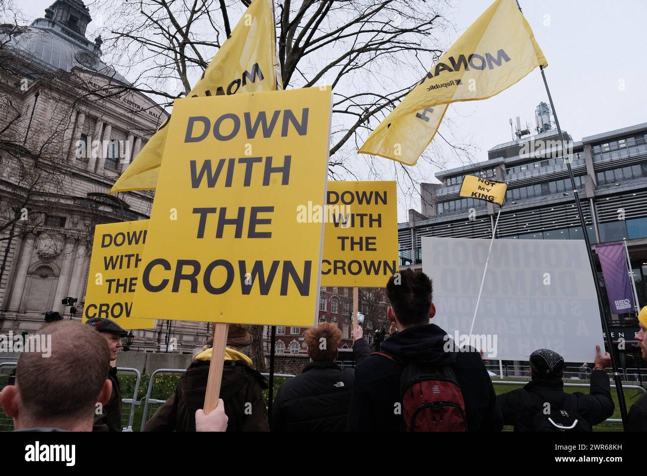 Londres, Royaume-Uni. 11 mars 2024. Un groupe de manifestants de Republic, un groupe de campagne qui plaide pour l'abolition de la monarchie, se sont rassemblés devant l'abbaye de Westminster le jour du Commonwealth. Ils tenaient des banderoles et des pancartes qui indiquaient « à bas la Couronne » et des drapeaux qui indiquaient « abolir la monarchie ». La manifestation coïncide avec le service du Commonwealth auquel assistent le roi et d'autres membres de la famille royale. Crédit : Joao Daniel Pereira/Alamy Live News Banque D'Images