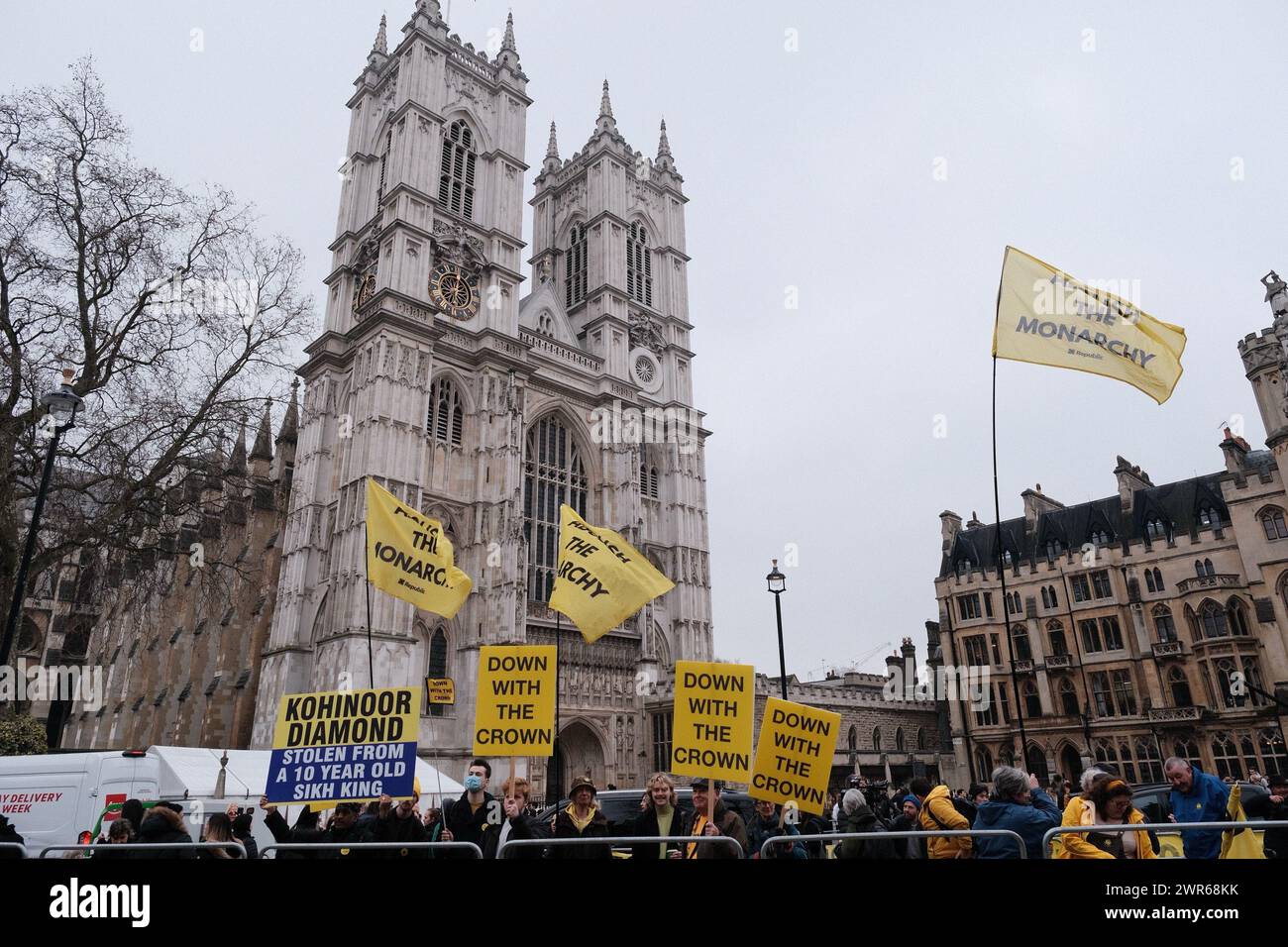 Londres, Royaume-Uni. 11 mars 2024. Un groupe de manifestants de Republic, un groupe de campagne qui plaide pour l'abolition de la monarchie, se sont rassemblés devant l'abbaye de Westminster le jour du Commonwealth. Ils tenaient des banderoles et des pancartes qui indiquaient « à bas la Couronne » et des drapeaux qui indiquaient « abolir la monarchie ». La manifestation coïncide avec le service du Commonwealth auquel assistent le roi et d'autres membres de la famille royale. Crédit : Joao Daniel Pereira/Alamy Live News Banque D'Images