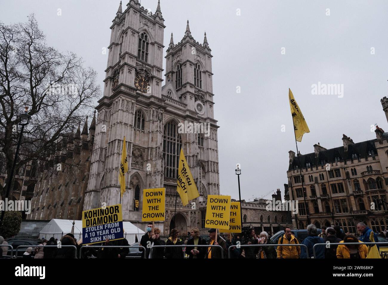 Londres, Royaume-Uni. 11 mars 2024. Un groupe de manifestants de Republic, un groupe de campagne qui plaide pour l'abolition de la monarchie, se sont rassemblés devant l'abbaye de Westminster le jour du Commonwealth. Ils tenaient des banderoles et des pancartes qui indiquaient « à bas la Couronne » et des drapeaux qui indiquaient « abolir la monarchie ». La manifestation coïncide avec le service du Commonwealth auquel assistent le roi et d'autres membres de la famille royale. Crédit : Joao Daniel Pereira/Alamy Live News Banque D'Images