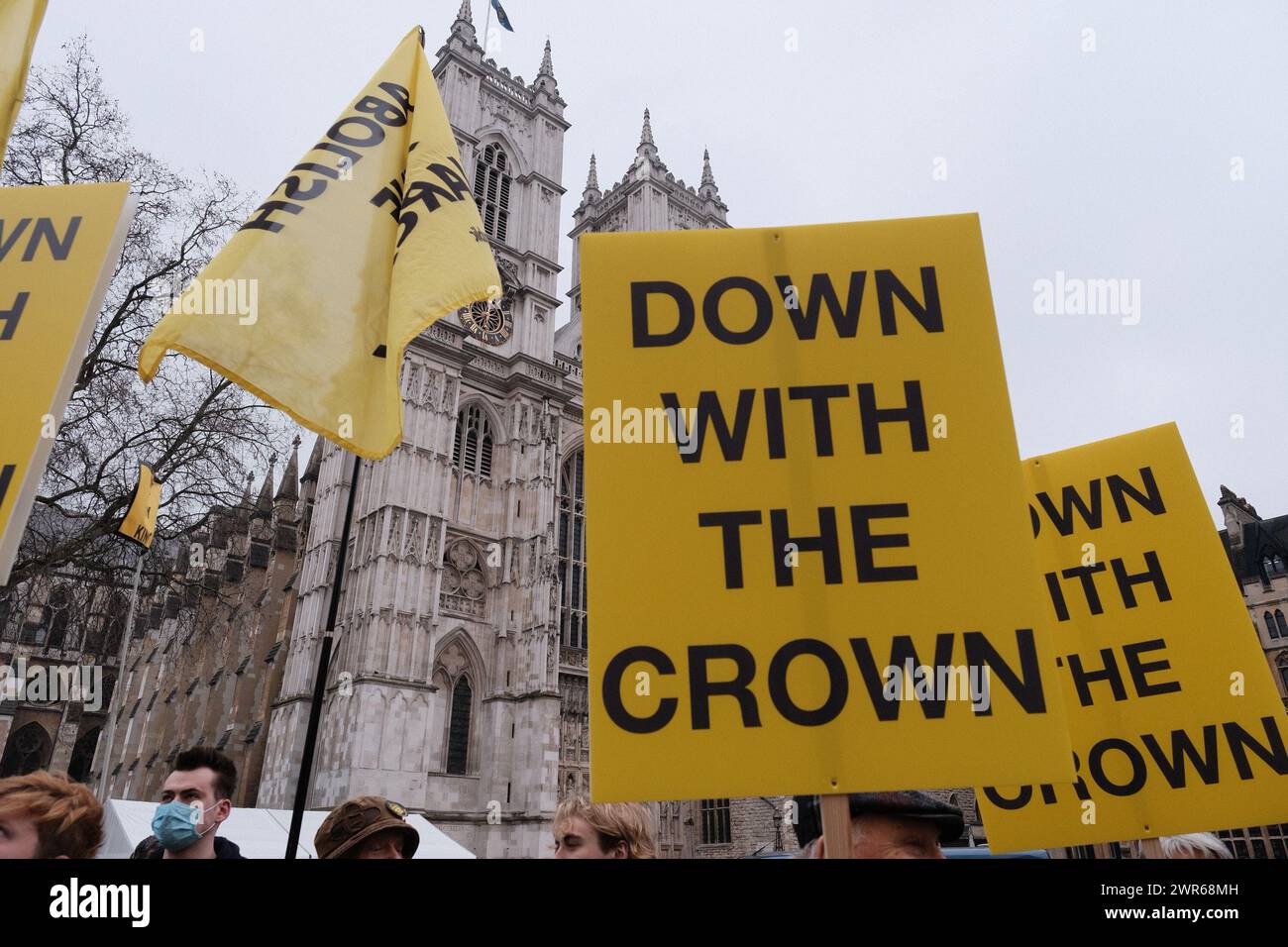 Londres, Royaume-Uni. 11 mars 2024. Un groupe de manifestants de Republic, un groupe de campagne qui plaide pour l'abolition de la monarchie, se sont rassemblés devant l'abbaye de Westminster le jour du Commonwealth. Ils tenaient des banderoles et des pancartes qui indiquaient « à bas la Couronne » et des drapeaux qui indiquaient « abolir la monarchie ». La manifestation coïncide avec le service du Commonwealth auquel assistent le roi et d'autres membres de la famille royale. Crédit : Joao Daniel Pereira/Alamy Live News Banque D'Images