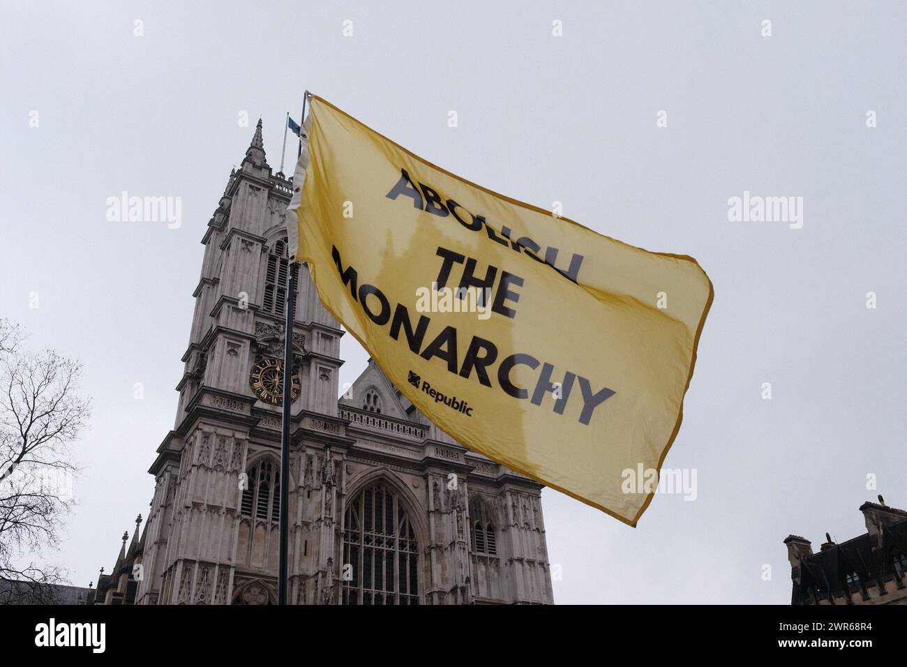 Londres, Royaume-Uni. 11 mars 2024. Un groupe de manifestants de Republic, un groupe de campagne qui plaide pour l'abolition de la monarchie, se sont rassemblés devant l'abbaye de Westminster le jour du Commonwealth. Ils tenaient des banderoles et des pancartes qui indiquaient « à bas la Couronne » et des drapeaux qui indiquaient « abolir la monarchie ». La manifestation coïncide avec le service du Commonwealth auquel assistent le roi et d'autres membres de la famille royale. Crédit : Joao Daniel Pereira/Alamy Live News Banque D'Images