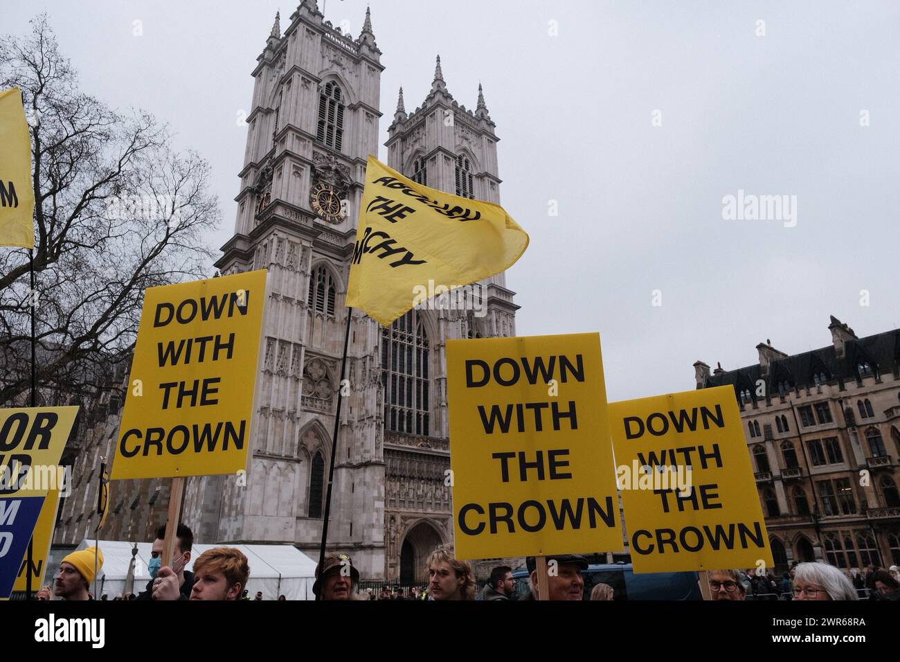 Londres, Royaume-Uni. 11 mars 2024. Un groupe de manifestants de Republic, un groupe de campagne qui plaide pour l'abolition de la monarchie, se sont rassemblés devant l'abbaye de Westminster le jour du Commonwealth. Ils tenaient des banderoles et des pancartes qui indiquaient « à bas la Couronne » et des drapeaux qui indiquaient « abolir la monarchie ». La manifestation coïncide avec le service du Commonwealth auquel assistent le roi et d'autres membres de la famille royale. Crédit : Joao Daniel Pereira/Alamy Live News Banque D'Images