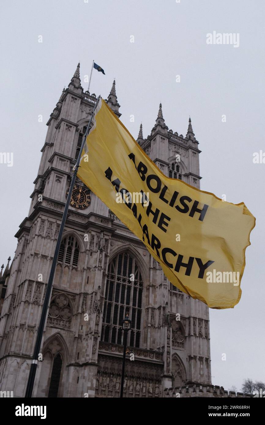 Londres, Royaume-Uni. 11 mars 2024. Un groupe de manifestants de Republic, un groupe de campagne qui plaide pour l'abolition de la monarchie, se sont rassemblés devant l'abbaye de Westminster le jour du Commonwealth. Ils tenaient des banderoles et des pancartes qui indiquaient « à bas la Couronne » et des drapeaux qui indiquaient « abolir la monarchie ». La manifestation coïncide avec le service du Commonwealth auquel assistent le roi et d'autres membres de la famille royale. Crédit : Joao Daniel Pereira/Alamy Live News Banque D'Images