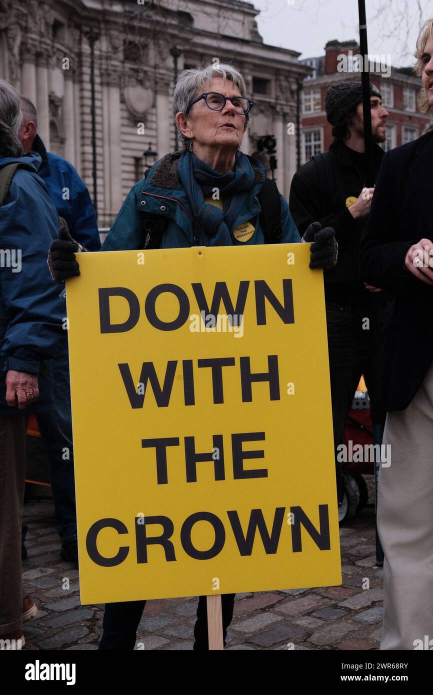 Londres, Royaume-Uni. 11 mars 2024. Un groupe de manifestants de Republic, un groupe de campagne qui plaide pour l'abolition de la monarchie, se sont rassemblés devant l'abbaye de Westminster le jour du Commonwealth. Ils tenaient des banderoles et des pancartes qui indiquaient « à bas la Couronne » et des drapeaux qui indiquaient « abolir la monarchie ». La manifestation coïncide avec le service du Commonwealth auquel assistent le roi et d'autres membres de la famille royale. Crédit : Joao Daniel Pereira/Alamy Live News Banque D'Images
