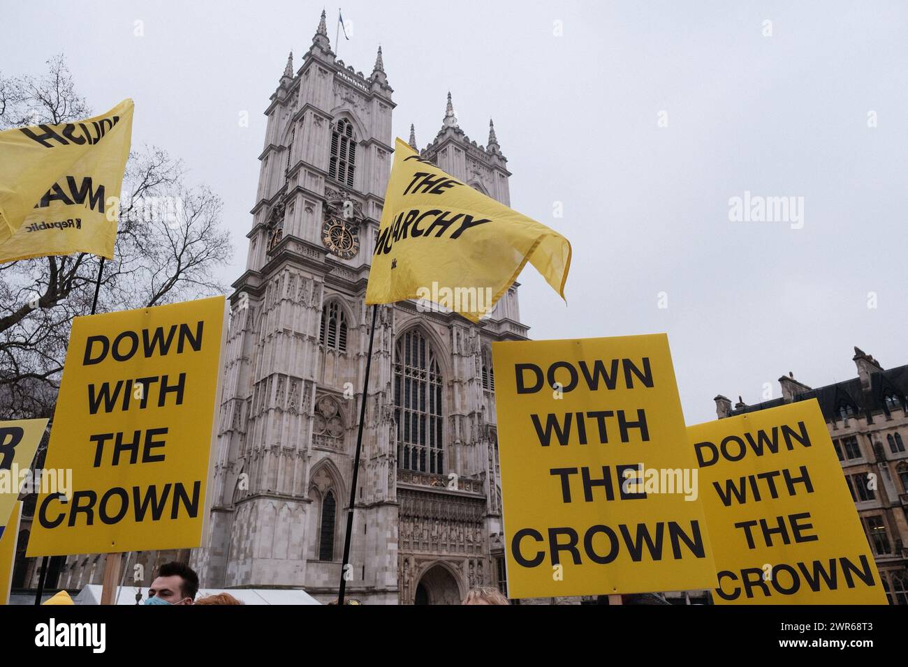 Londres, Royaume-Uni. 11 mars 2024. Un groupe de manifestants de Republic, un groupe de campagne qui plaide pour l'abolition de la monarchie, se sont rassemblés devant l'abbaye de Westminster le jour du Commonwealth. Ils tenaient des banderoles et des pancartes qui indiquaient « à bas la Couronne » et des drapeaux qui indiquaient « abolir la monarchie ». La manifestation coïncide avec le service du Commonwealth auquel assistent le roi et d'autres membres de la famille royale. Crédit : Joao Daniel Pereira/Alamy Live News Banque D'Images