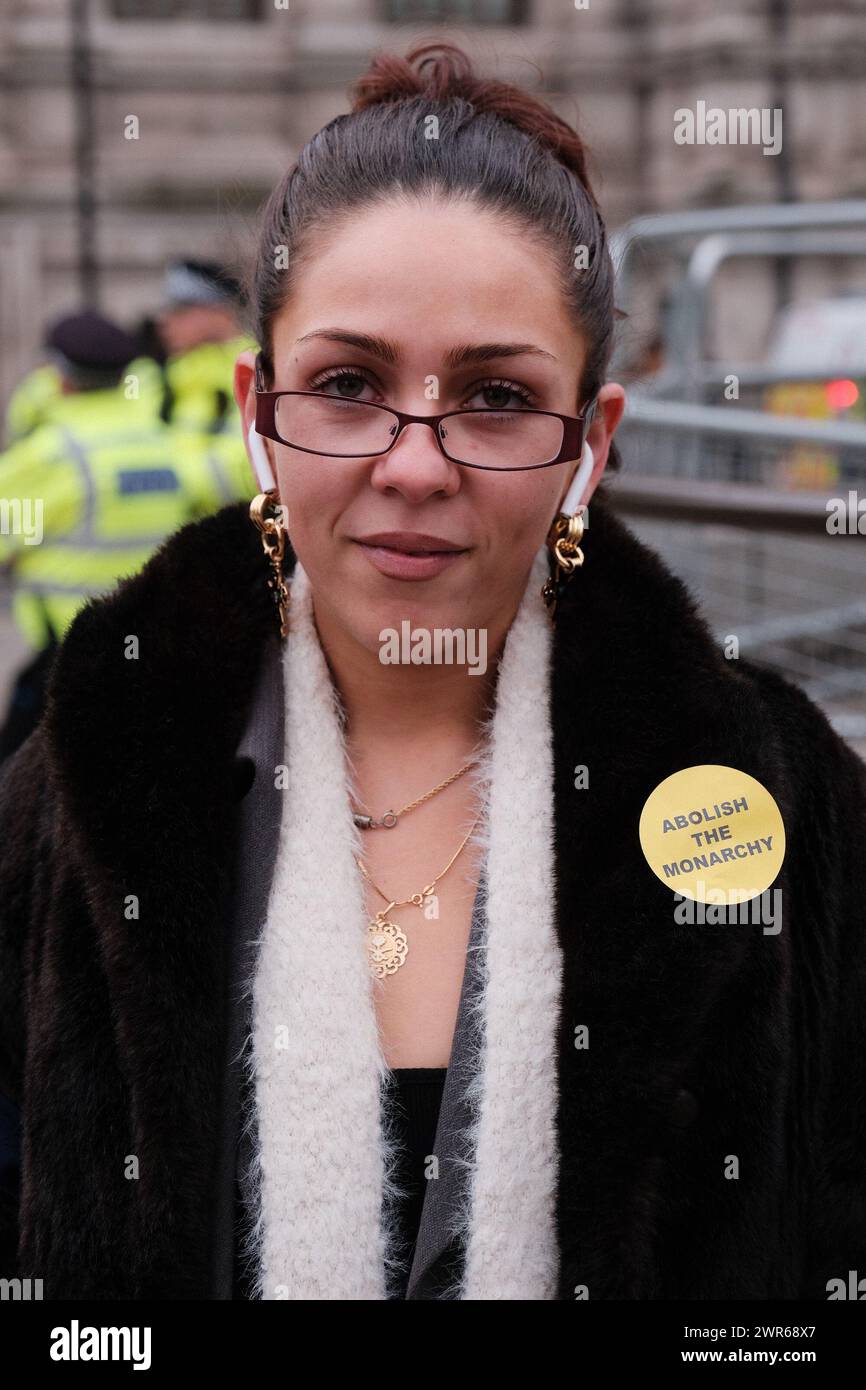 Londres, Royaume-Uni. 11 mars 2024. Un groupe de manifestants de Republic, un groupe de campagne qui plaide pour l'abolition de la monarchie, se sont rassemblés devant l'abbaye de Westminster le jour du Commonwealth. Ils tenaient des banderoles et des pancartes qui indiquaient « à bas la Couronne » et des drapeaux qui indiquaient « abolir la monarchie ». La manifestation coïncide avec le service du Commonwealth auquel assistent le roi et d'autres membres de la famille royale. Crédit : Joao Daniel Pereira/Alamy Live News Banque D'Images