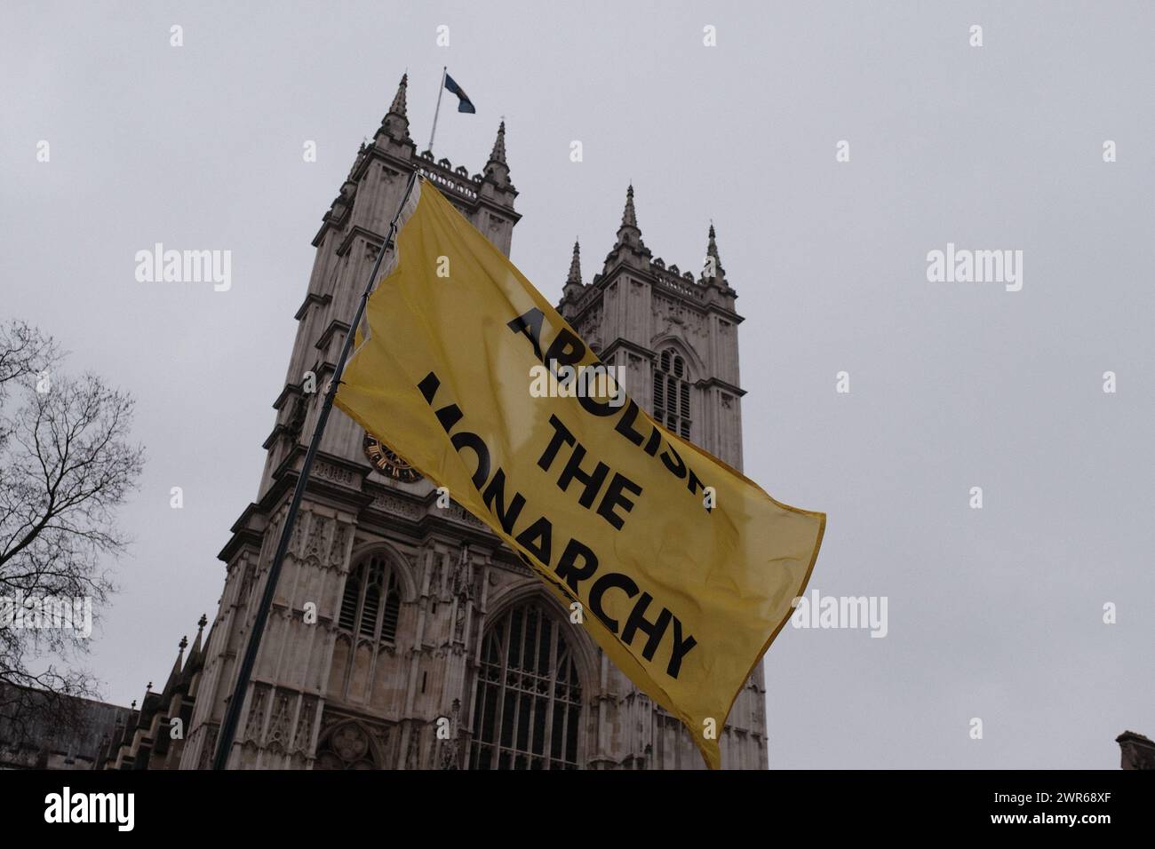 Londres, Royaume-Uni. 11 mars 2024. Un groupe de manifestants de Republic, un groupe de campagne qui plaide pour l'abolition de la monarchie, se sont rassemblés devant l'abbaye de Westminster le jour du Commonwealth. Ils tenaient des banderoles et des pancartes qui indiquaient « à bas la Couronne » et des drapeaux qui indiquaient « abolir la monarchie ». La manifestation coïncide avec le service du Commonwealth auquel assistent le roi et d'autres membres de la famille royale. Crédit : Joao Daniel Pereira/Alamy Live News Banque D'Images