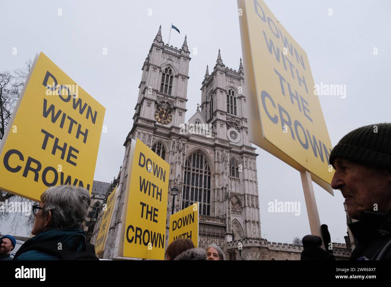 Londres, Royaume-Uni. 11 mars 2024. Un groupe de manifestants de Republic, un groupe de campagne qui plaide pour l'abolition de la monarchie, se sont rassemblés devant l'abbaye de Westminster le jour du Commonwealth. Ils tenaient des banderoles et des pancartes qui indiquaient « à bas la Couronne » et des drapeaux qui indiquaient « abolir la monarchie ». La manifestation coïncide avec le service du Commonwealth auquel assistent le roi et d'autres membres de la famille royale. Crédit : Joao Daniel Pereira/Alamy Live News Banque D'Images