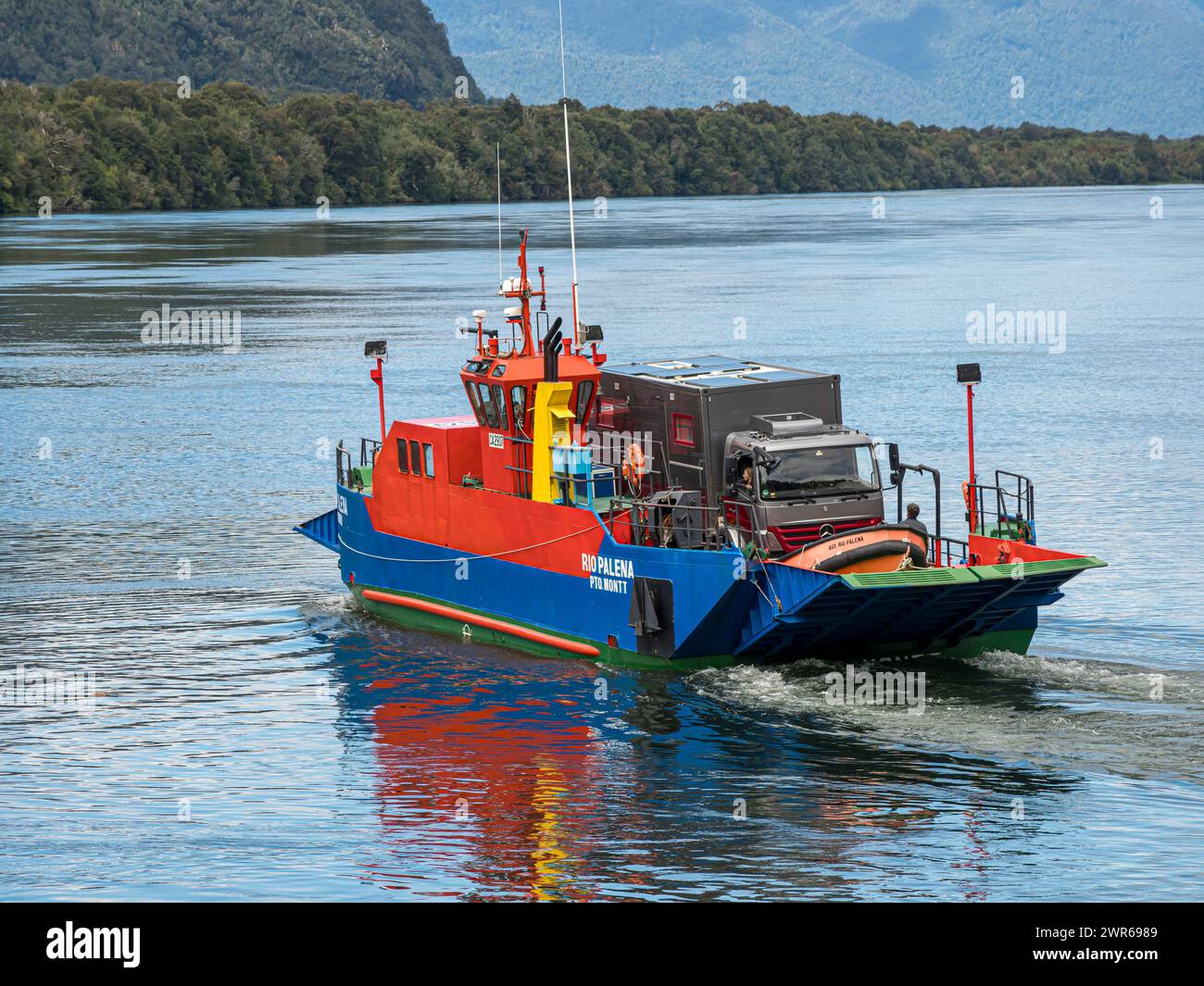 Camion Overlander sur le ferry traversant la rivière Rio Palena, reliant la route à Raul Marin Balmaceda, Patagonie, Chili Banque D'Images