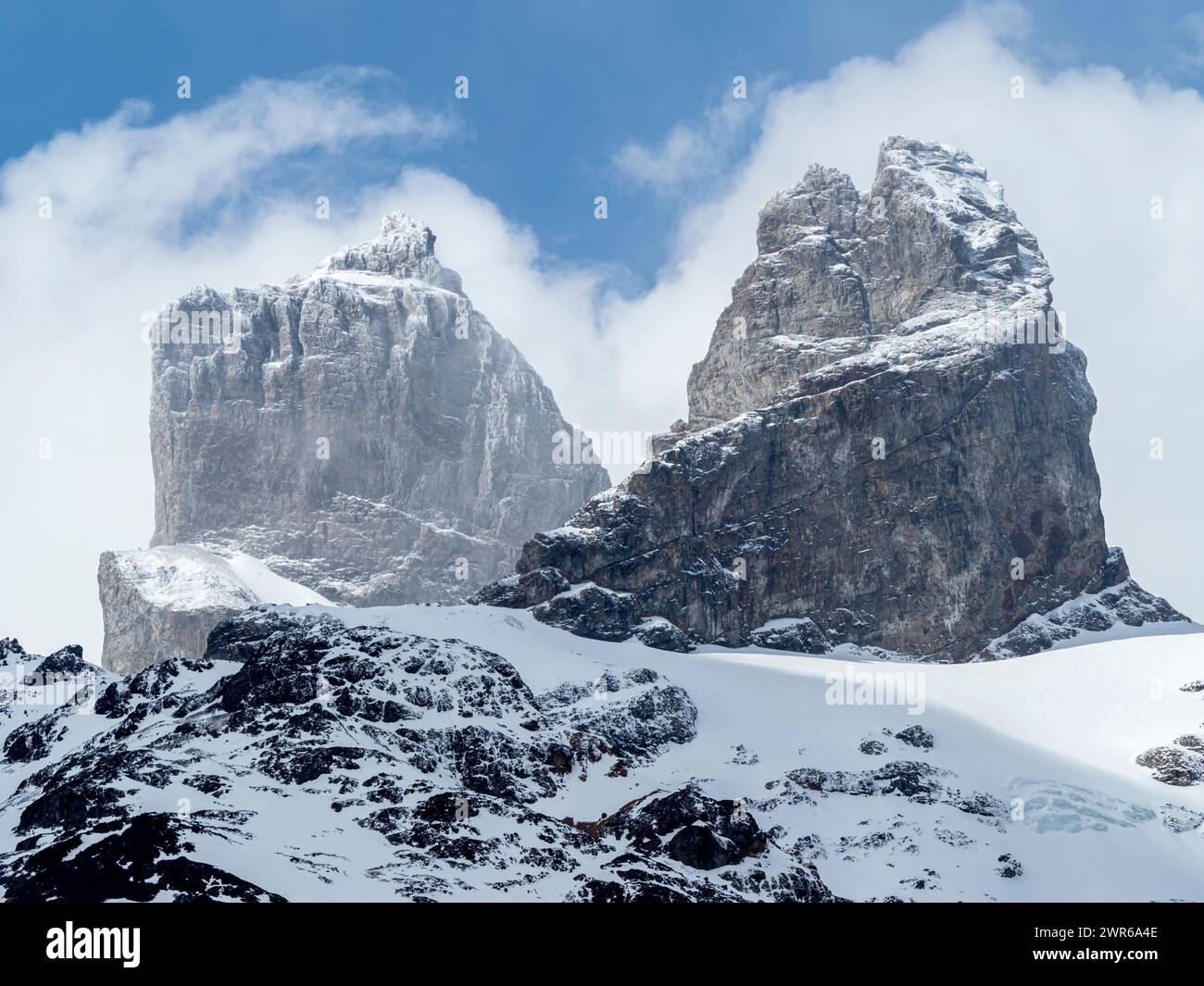 Sommets de montagne à la langue du glacier Calluqueo, Patagonie, Chili Banque D'Images
