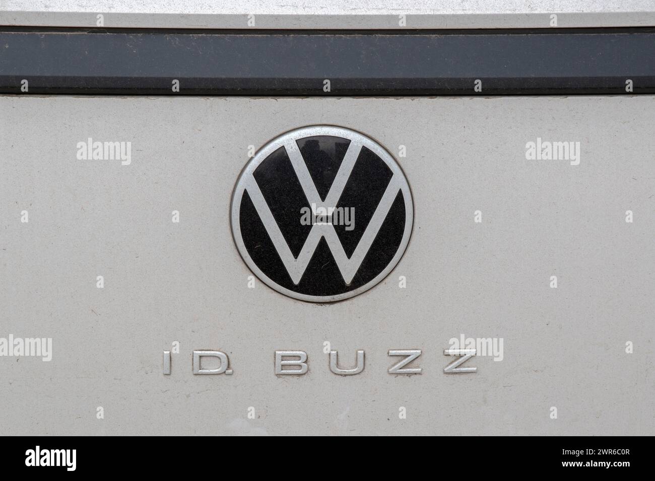 Gros plan d'Un logo d'Une Buzz Volkswagen Gar White ID à Amsterdam pays-Bas 10-3-2024 Banque D'Images