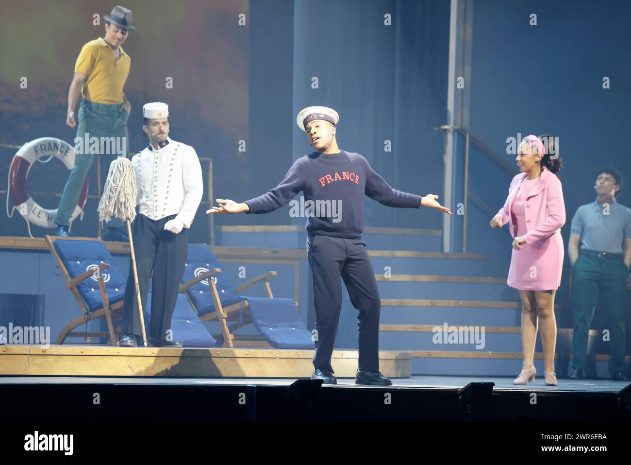 Comédie musicale je VAIS T’AIMER (je VOUS AIMERAI), un spectacle « événementiel » qui rassemble toutes les générations. Voyagez de Paris à New York à bord du Legen Banque D'Images