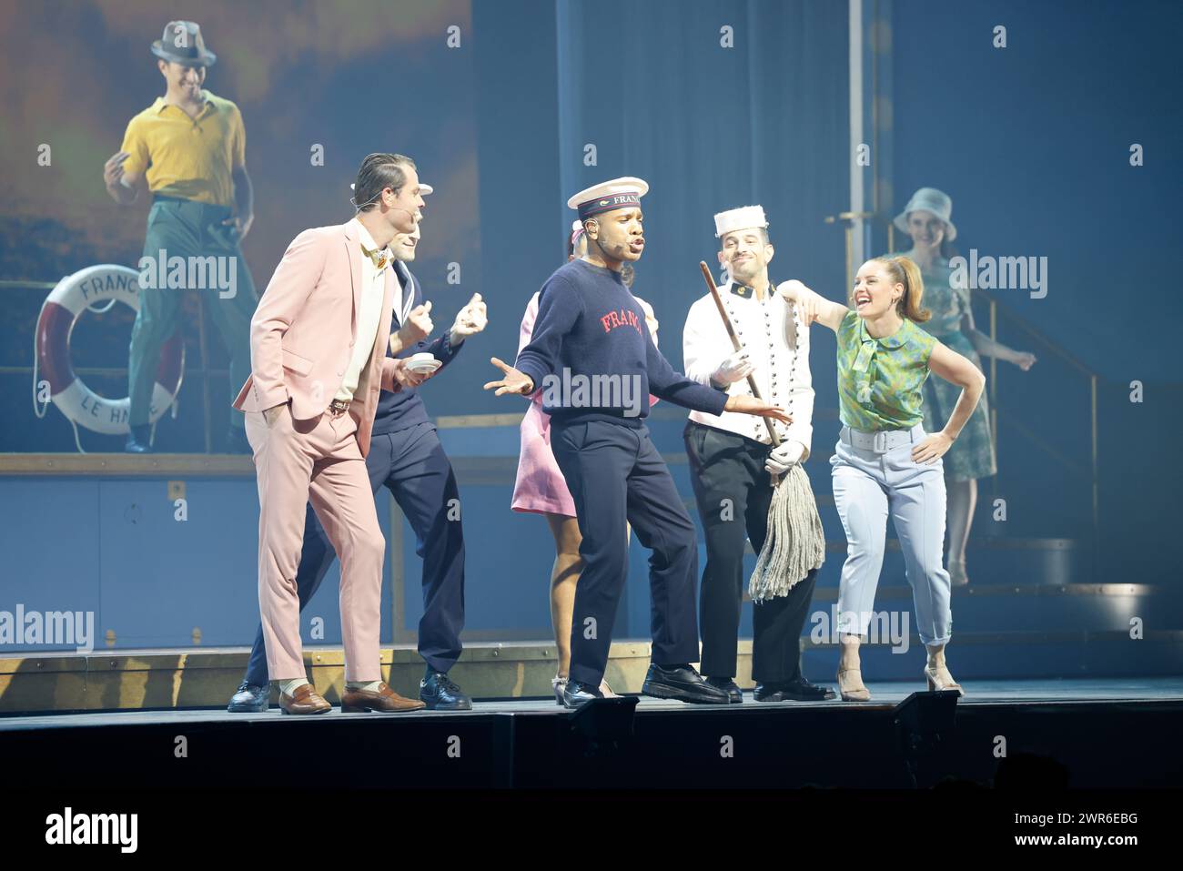 Comédie musicale je VAIS T’AIMER (je VOUS AIMERAI), un spectacle « événementiel » qui rassemble toutes les générations. Voyagez de Paris à New York à bord du Legen Banque D'Images