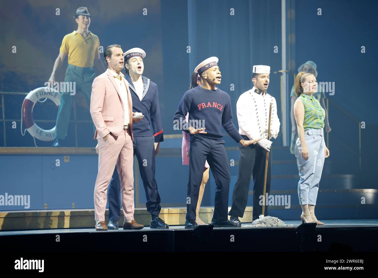 Comédie musicale je VAIS T’AIMER (je VOUS AIMERAI), un spectacle « événementiel » qui rassemble toutes les générations. Voyagez de Paris à New York à bord du Legen Banque D'Images