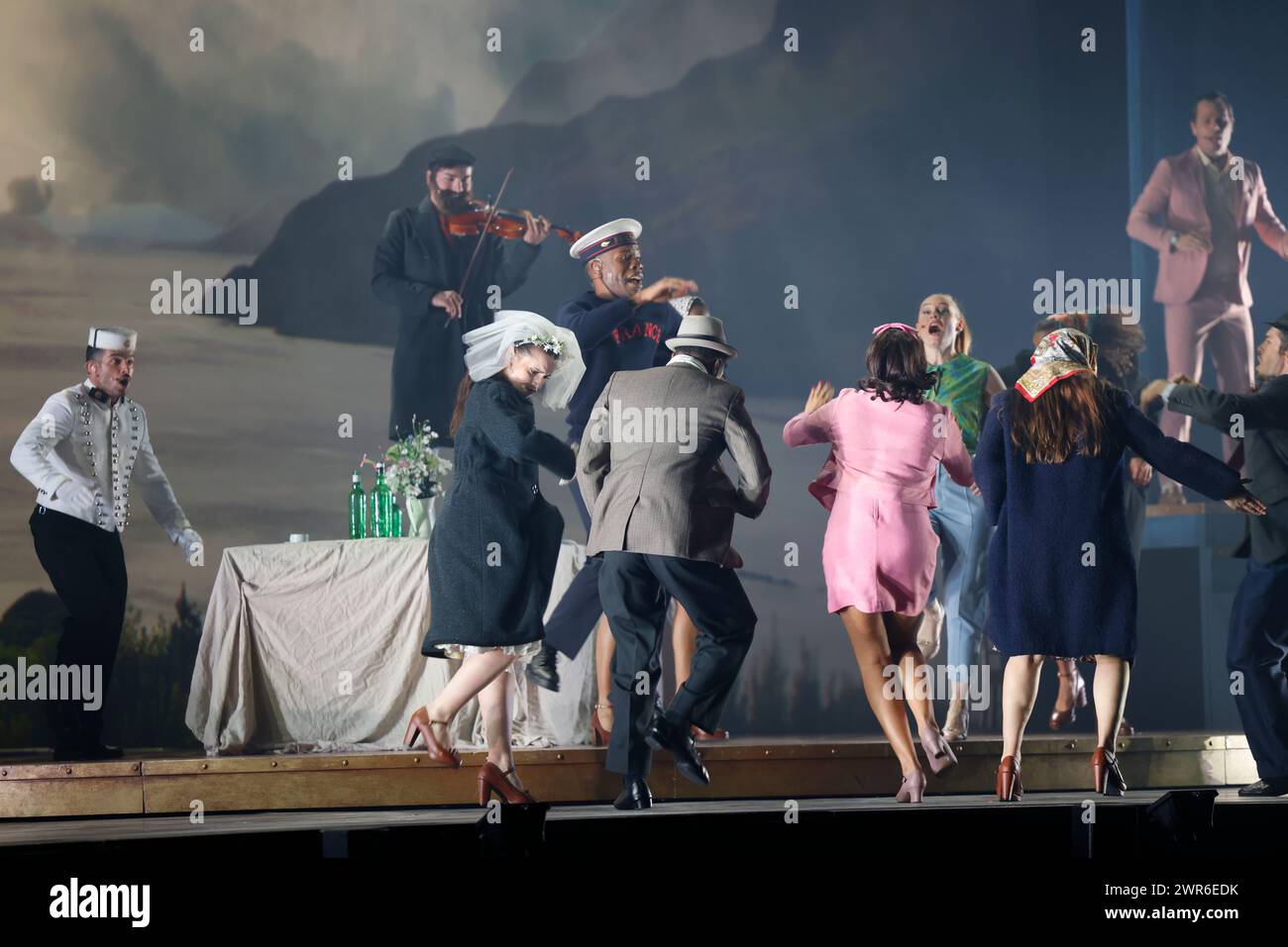 Comédie musicale je VAIS T’AIMER (je VOUS AIMERAI), un spectacle « événementiel » qui rassemble toutes les générations. Voyagez de Paris à New York à bord du Legen Banque D'Images