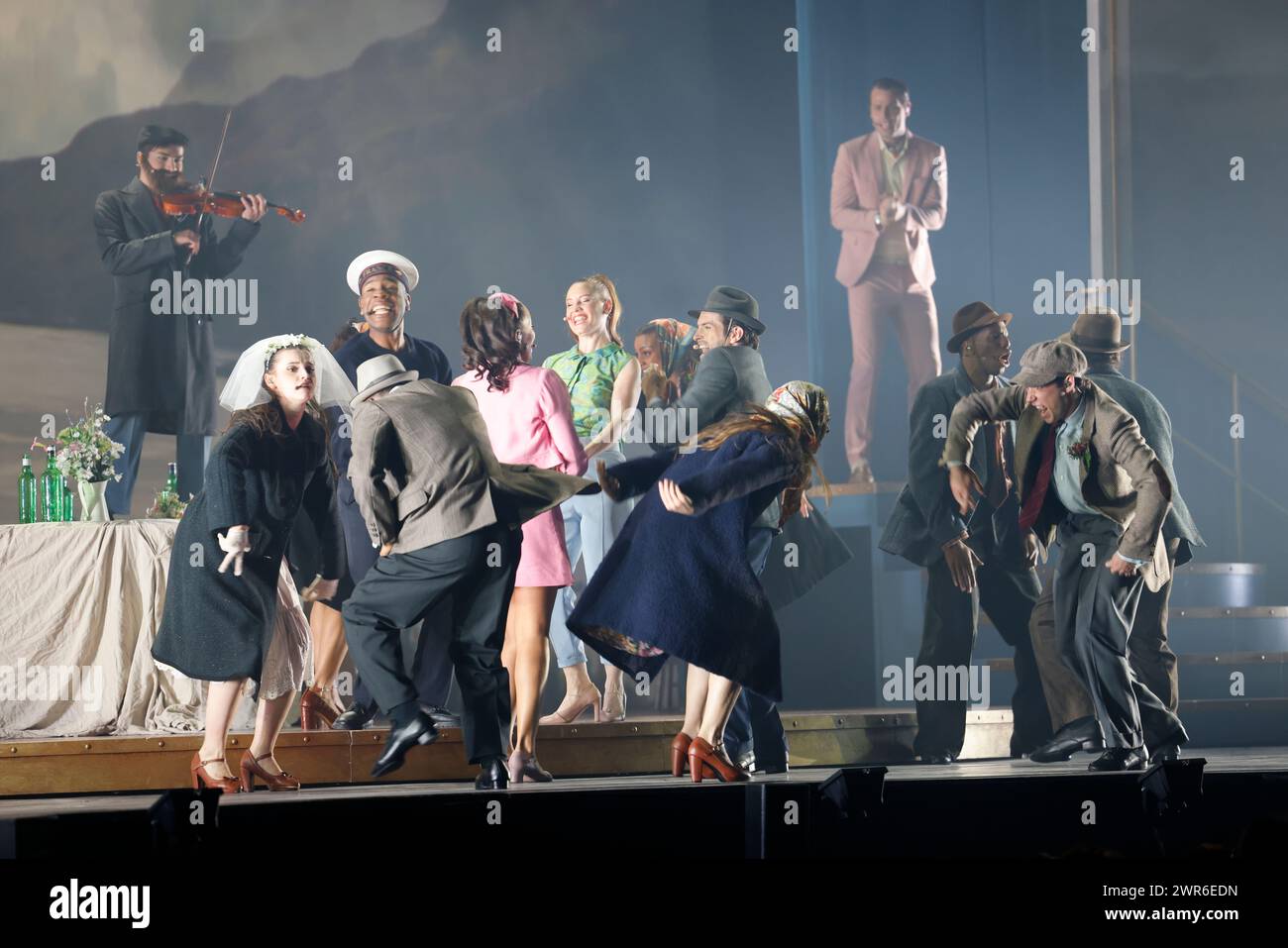 Comédie musicale je VAIS T’AIMER (je VOUS AIMERAI), un spectacle « événementiel » qui rassemble toutes les générations. Voyagez de Paris à New York à bord du Legen Banque D'Images