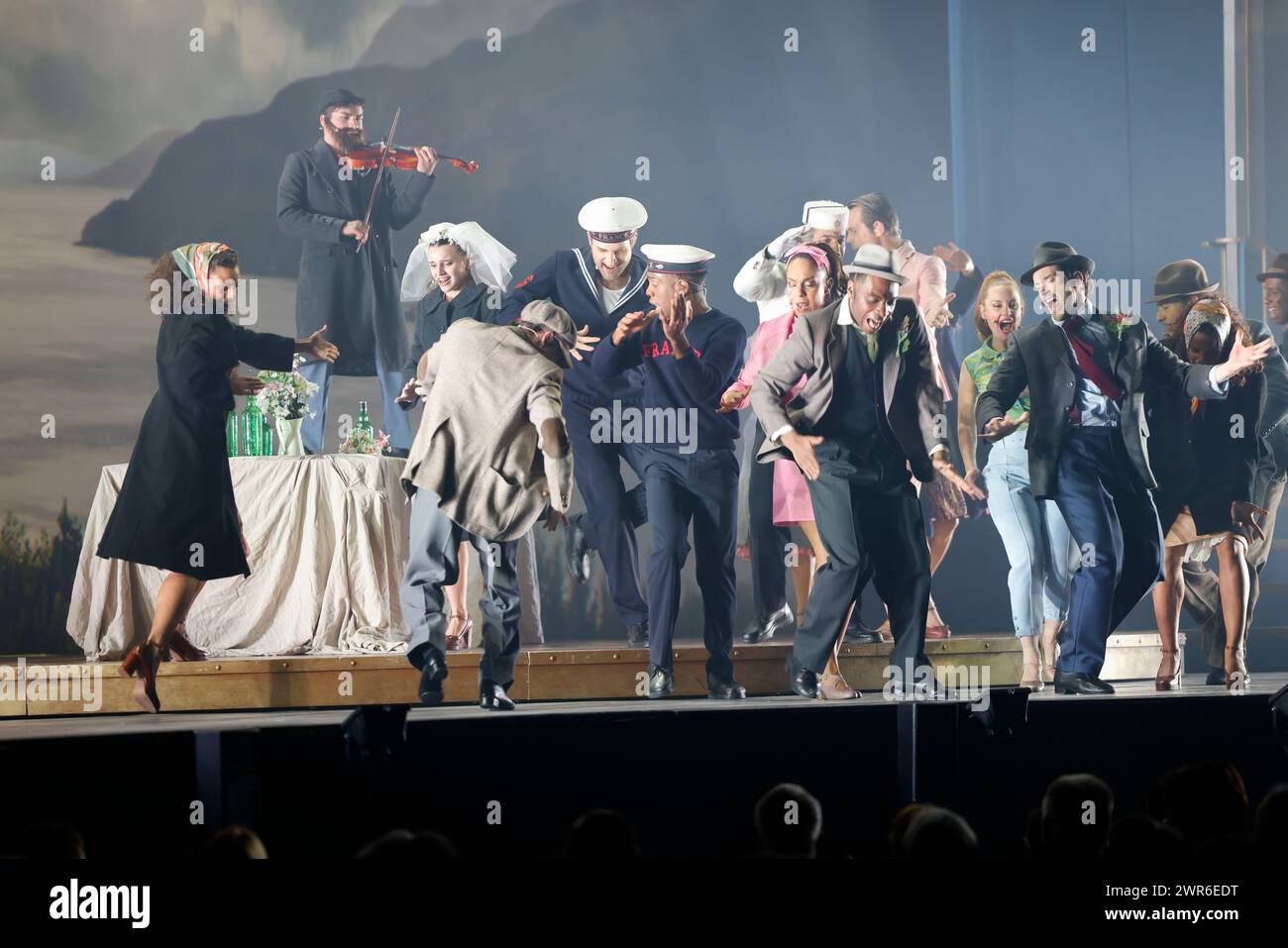 Comédie musicale je VAIS T’AIMER (je VOUS AIMERAI), un spectacle « événementiel » qui rassemble toutes les générations. Voyagez de Paris à New York à bord du Legen Banque D'Images