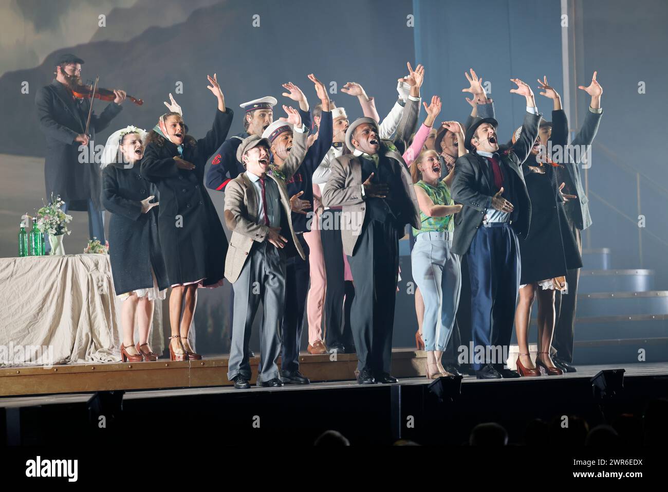 Comédie musicale je VAIS T’AIMER (je VOUS AIMERAI), un spectacle « événementiel » qui rassemble toutes les générations. Voyagez de Paris à New York à bord du Legen Banque D'Images