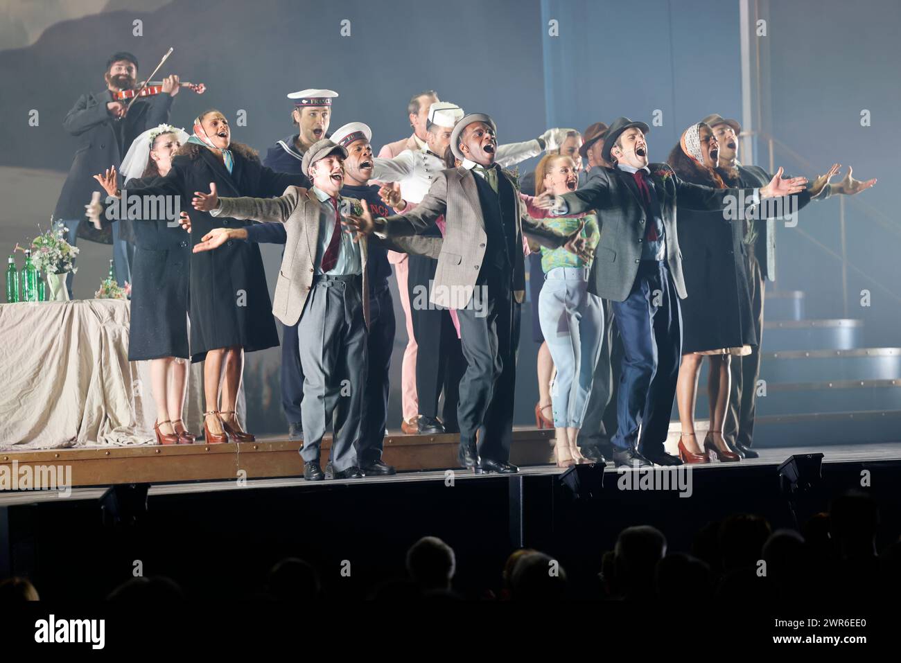 Comédie musicale je VAIS T’AIMER (je VOUS AIMERAI), un spectacle « événementiel » qui rassemble toutes les générations. Voyagez de Paris à New York à bord du Legen Banque D'Images