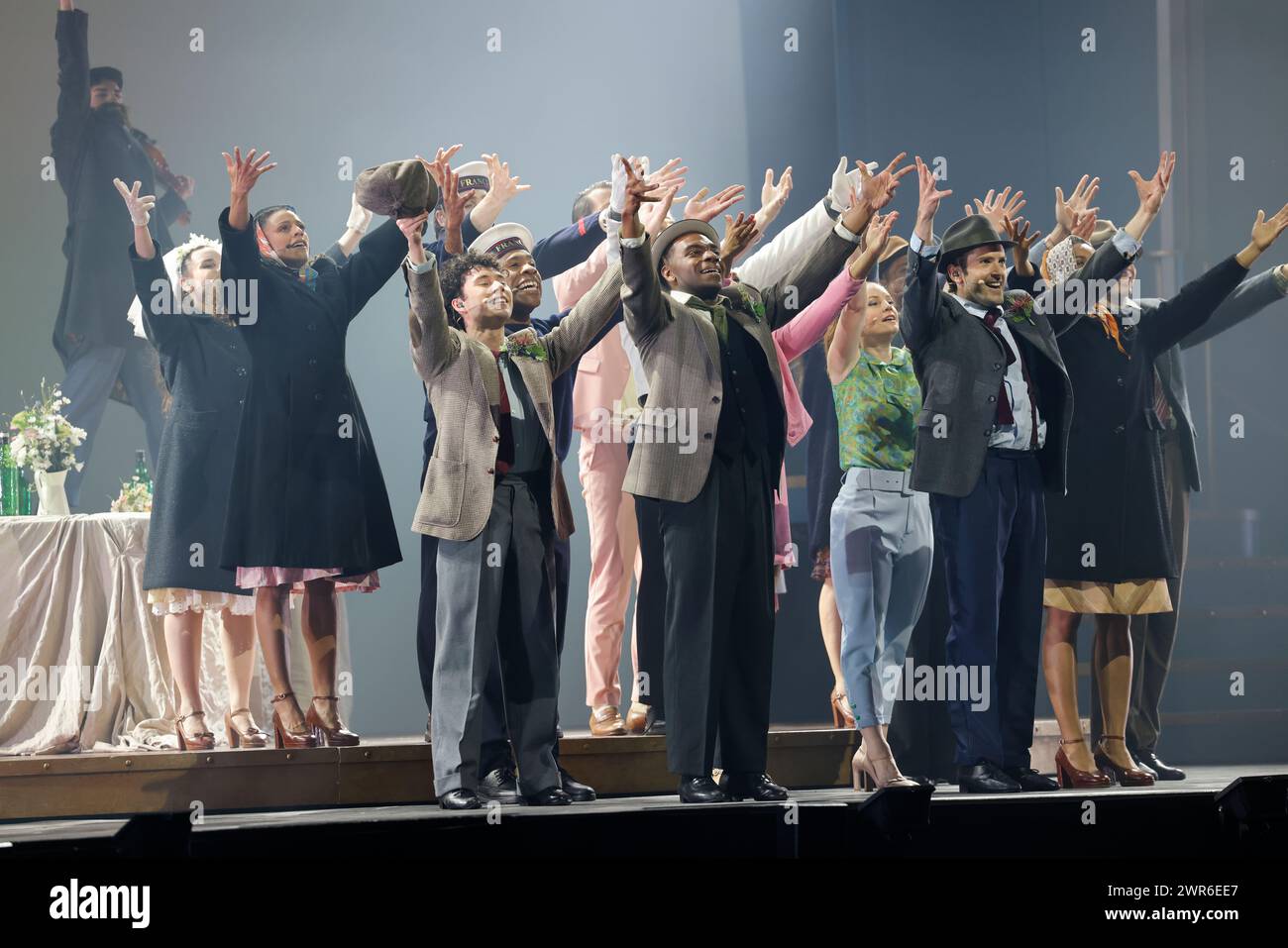 Comédie musicale je VAIS T’AIMER (je VOUS AIMERAI), un spectacle « événementiel » qui rassemble toutes les générations. Voyagez de Paris à New York à bord du Legen Banque D'Images