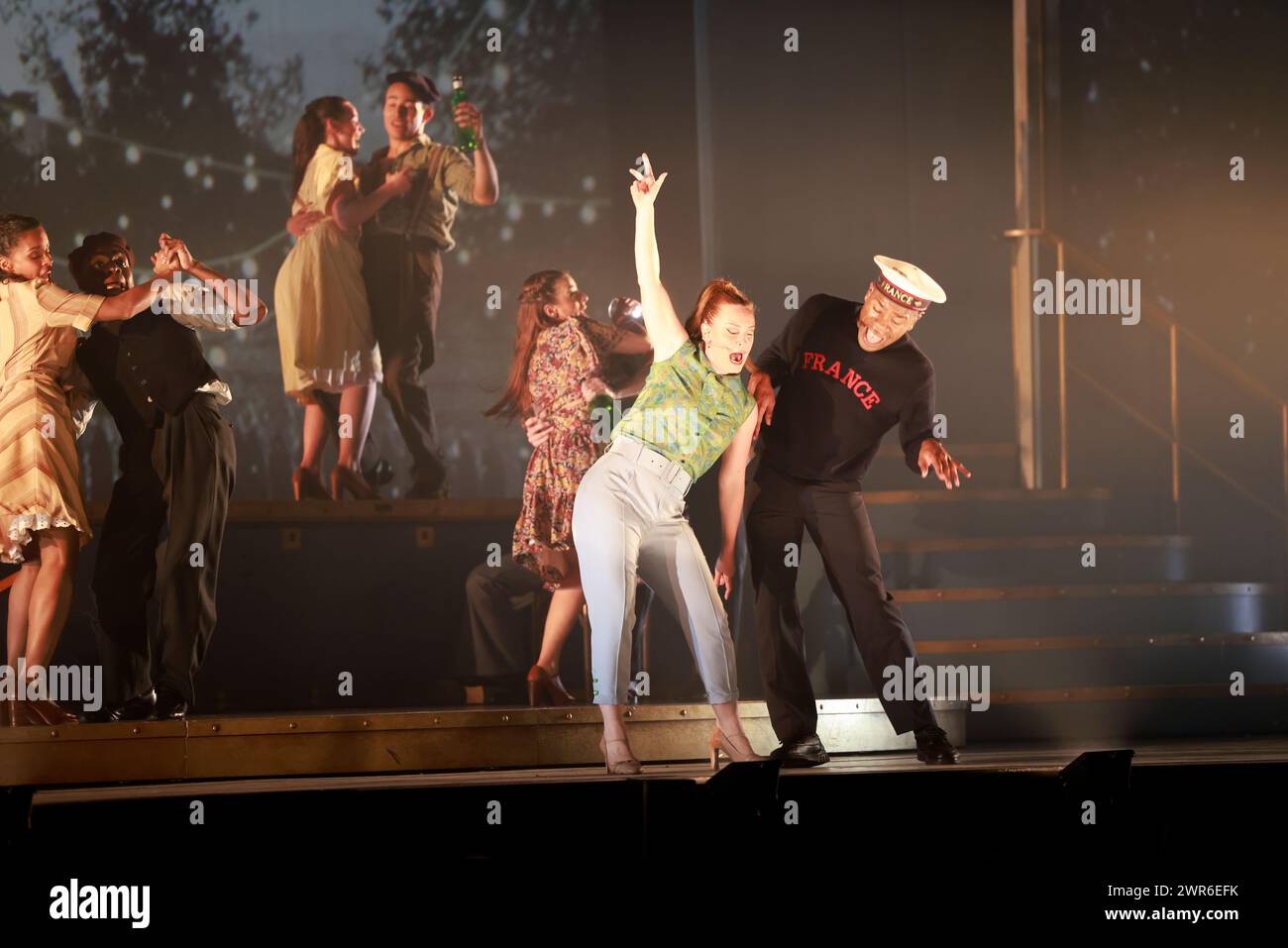 Comédie musicale je VAIS T’AIMER (je VOUS AIMERAI), un spectacle « événementiel » qui rassemble toutes les générations. Voyagez de Paris à New York à bord du Legen Banque D'Images