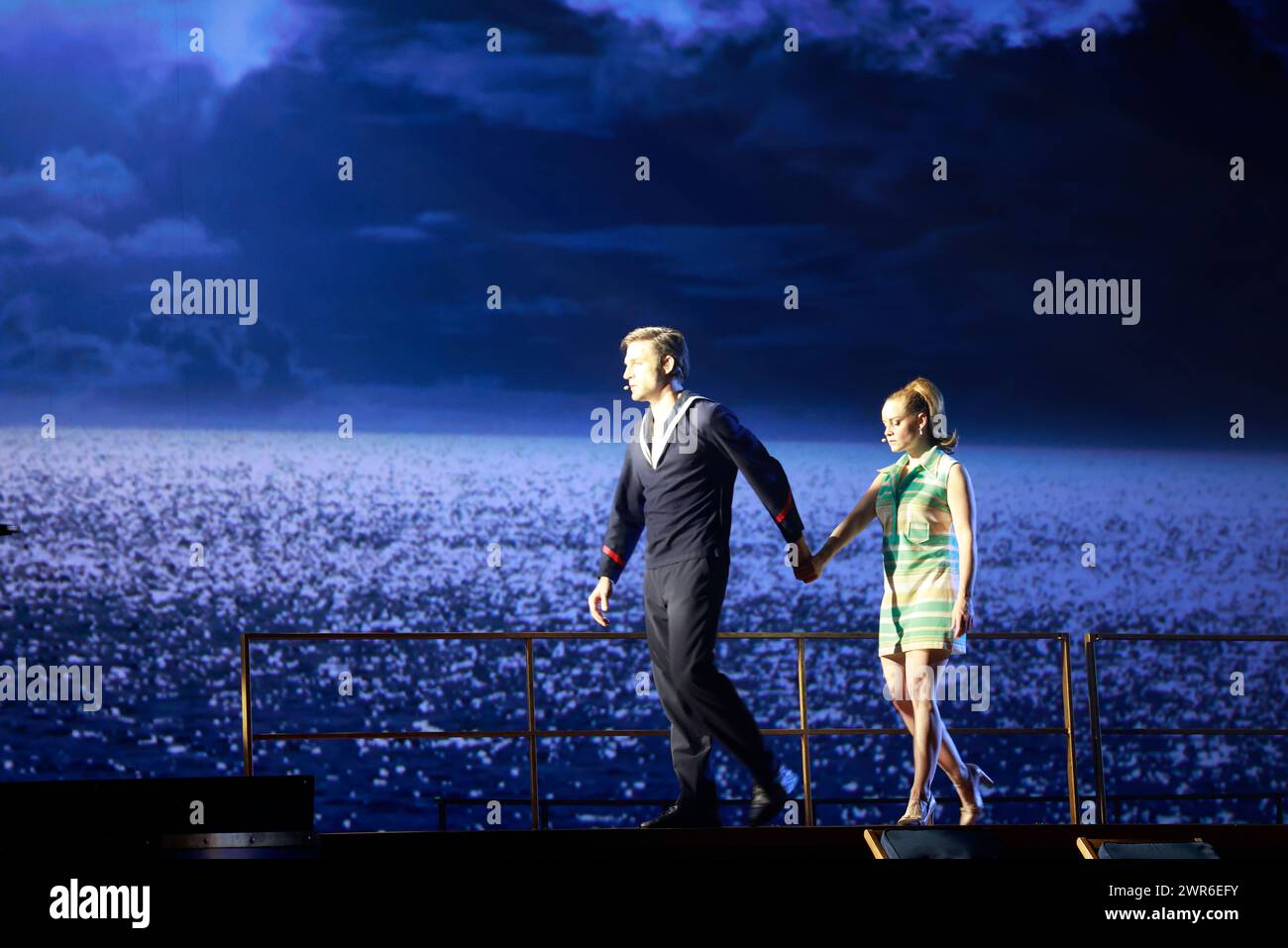 Comédie musicale je VAIS T’AIMER (je VOUS AIMERAI), un spectacle « événementiel » qui rassemble toutes les générations. Voyagez de Paris à New York à bord du Legen Banque D'Images