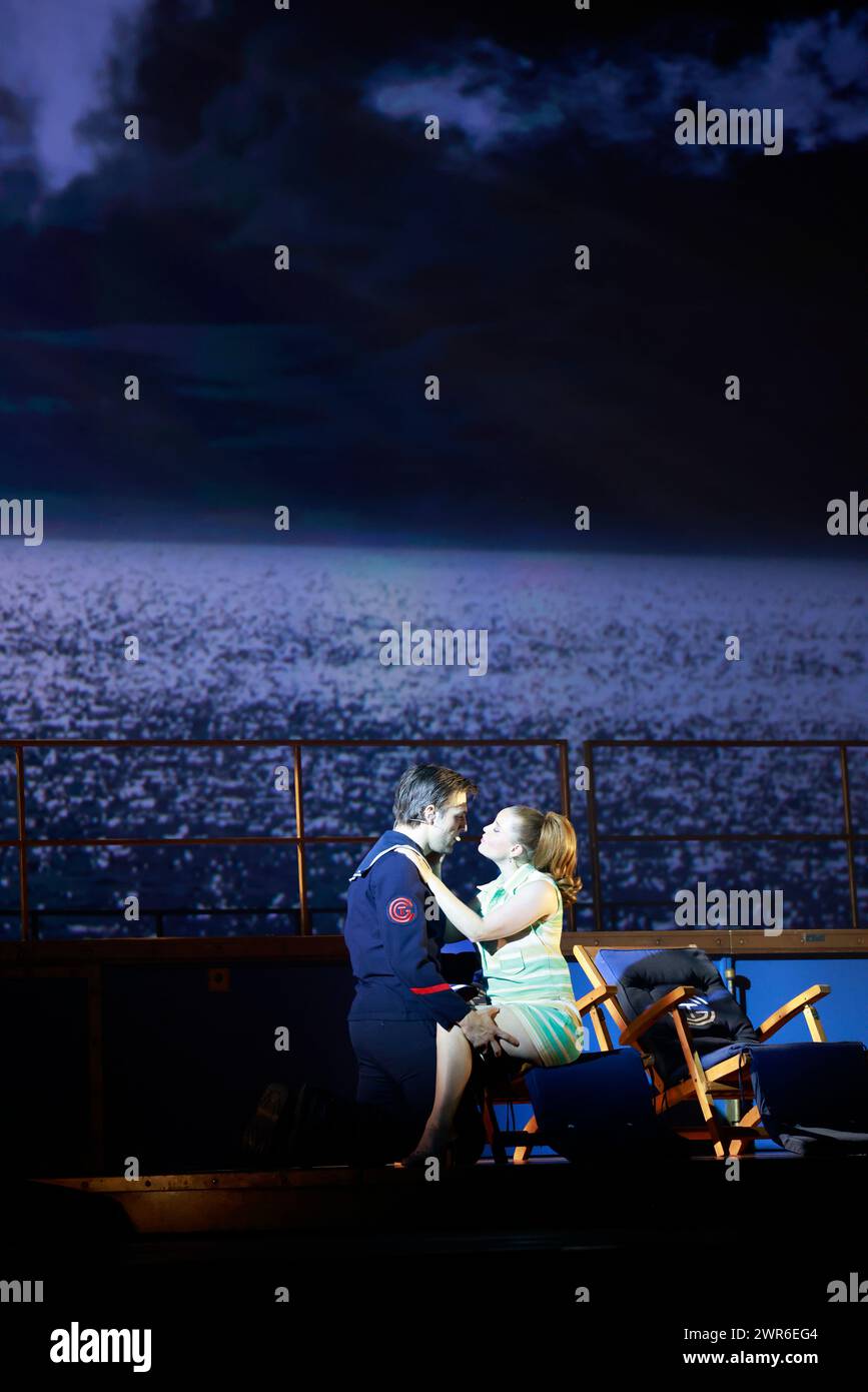 Comédie musicale je VAIS T’AIMER (je VOUS AIMERAI), un spectacle « événementiel » qui rassemble toutes les générations. Voyagez de Paris à New York à bord du Legen Banque D'Images