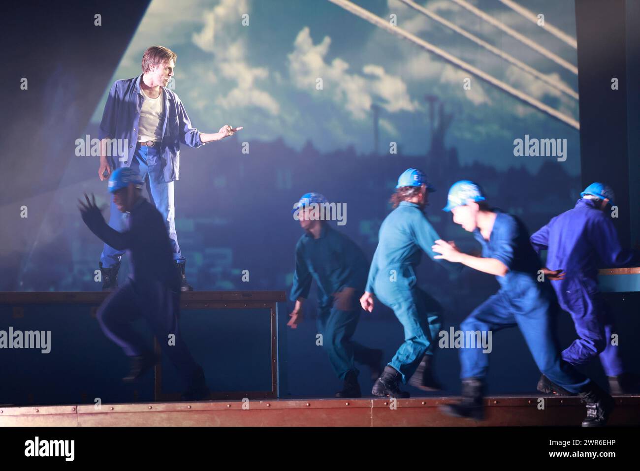 Comédie musicale je VAIS T’AIMER (je VOUS AIMERAI), un spectacle « événementiel » qui rassemble toutes les générations. Voyagez de Paris à New York à bord du Legen Banque D'Images